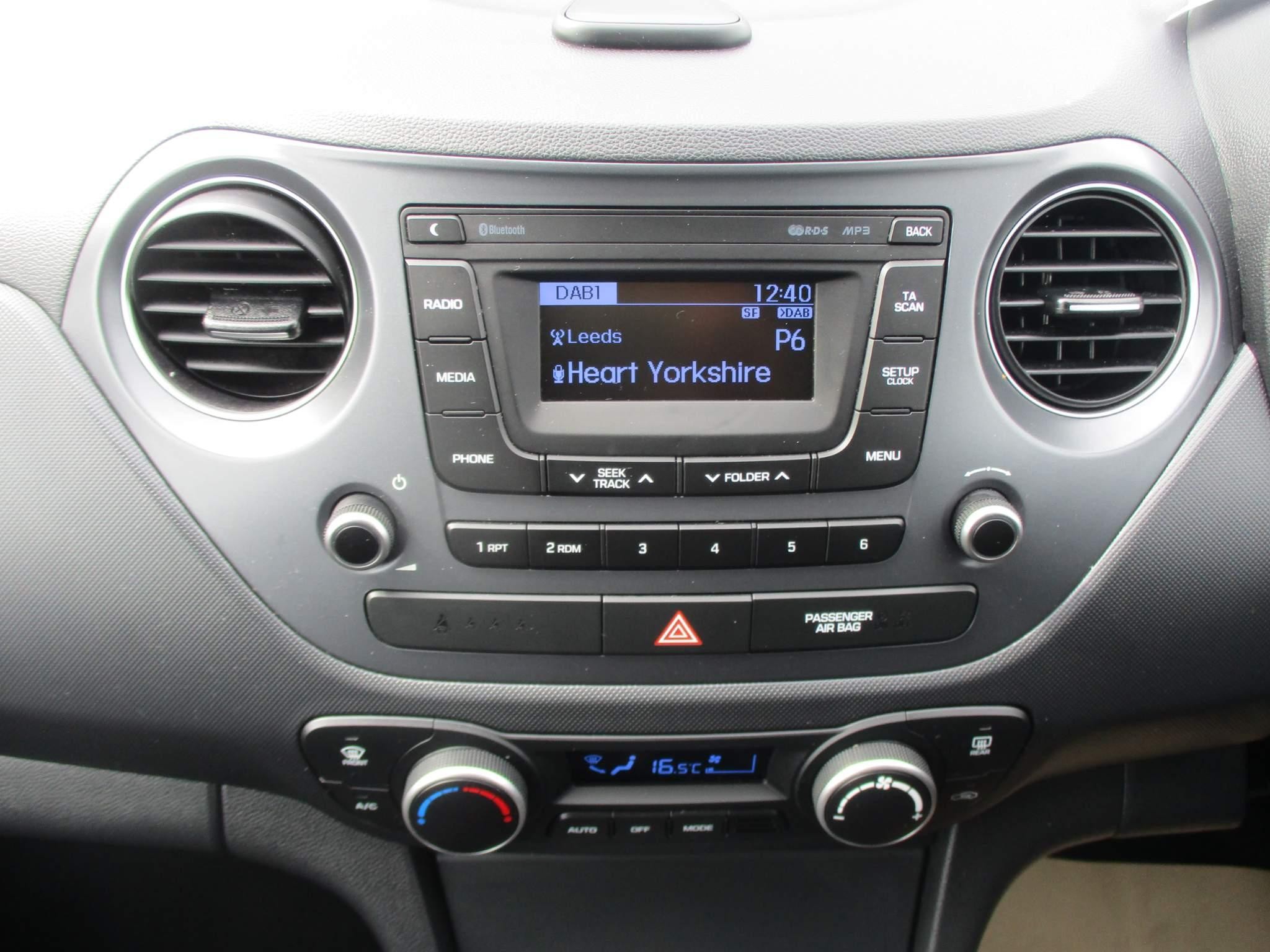 Hyundai i10 1.0 Premium Euro 6 5dr (SA67ODS) image 14