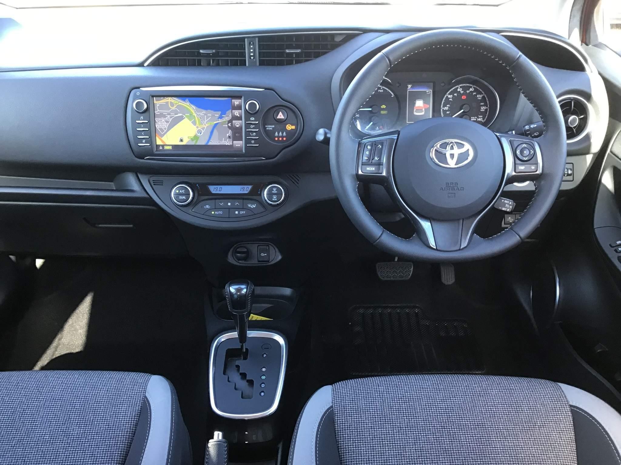 Toyota Yaris 1.5 VVT-h Y20 Bi-tone E-CVT Euro 6 (s/s) 5dr (NJ70LGY) image 13