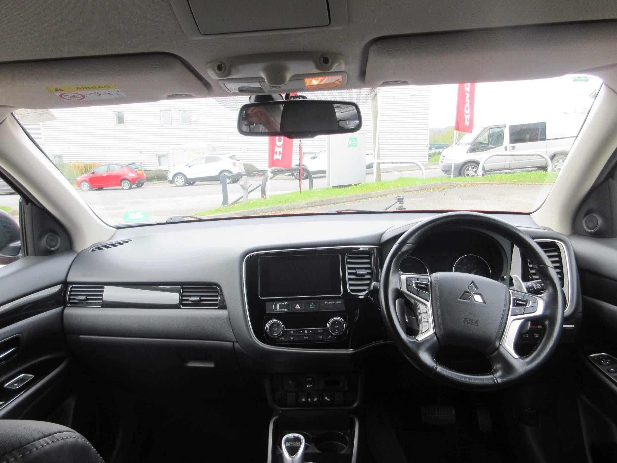Mitsubishi Outlander 2.0h 12kWh 4h SUV 5dr Petrol Plug-in Hybrid CVT 4WD Euro 6 (s/s) (200 ps) (YS18NDN) image 12