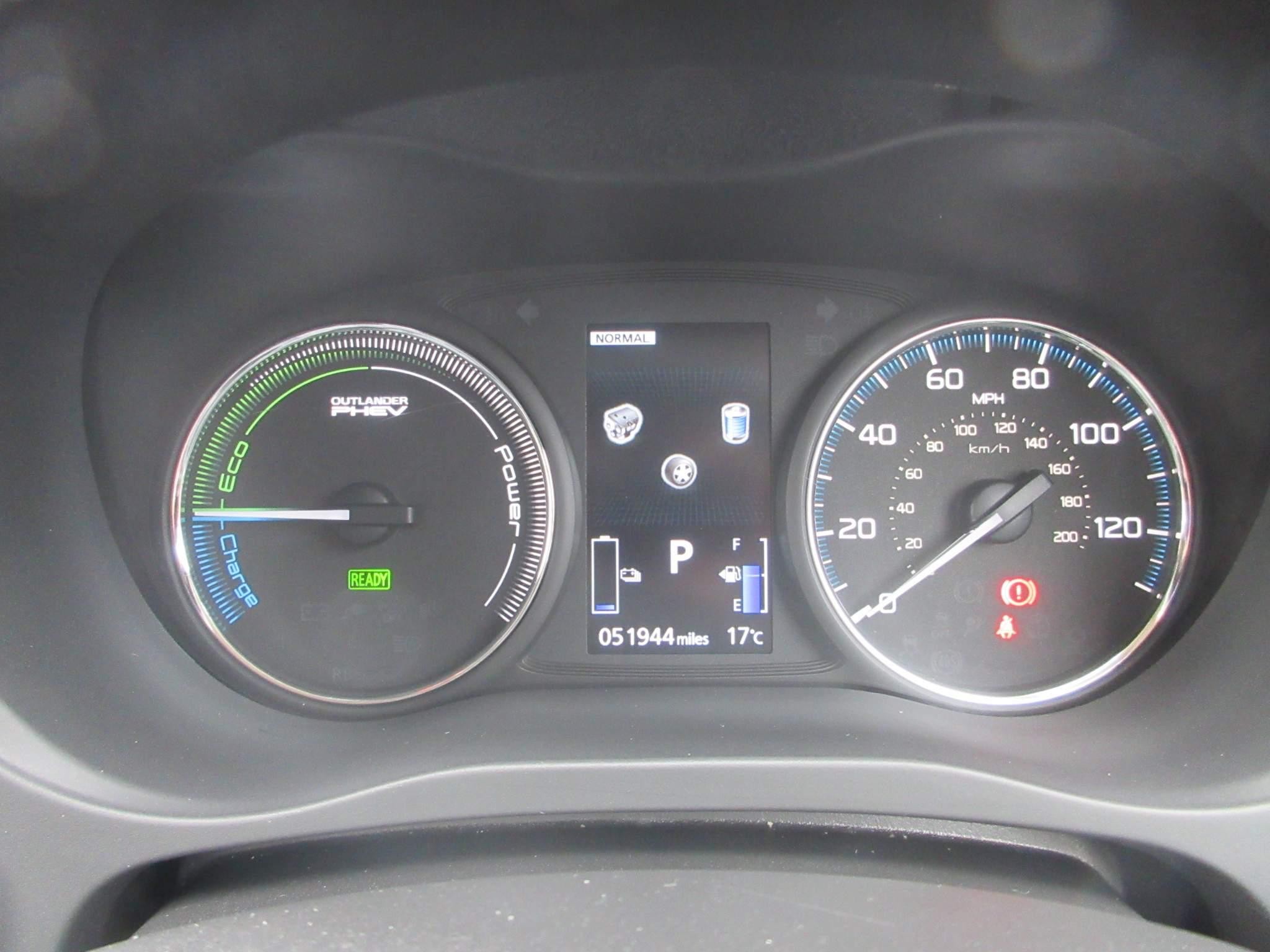 Mitsubishi Outlander 2.0h 12kWh 4h SUV 5dr Petrol Plug-in Hybrid CVT 4WD Euro 6 (s/s) (200 ps) (YS18NDN) image 13