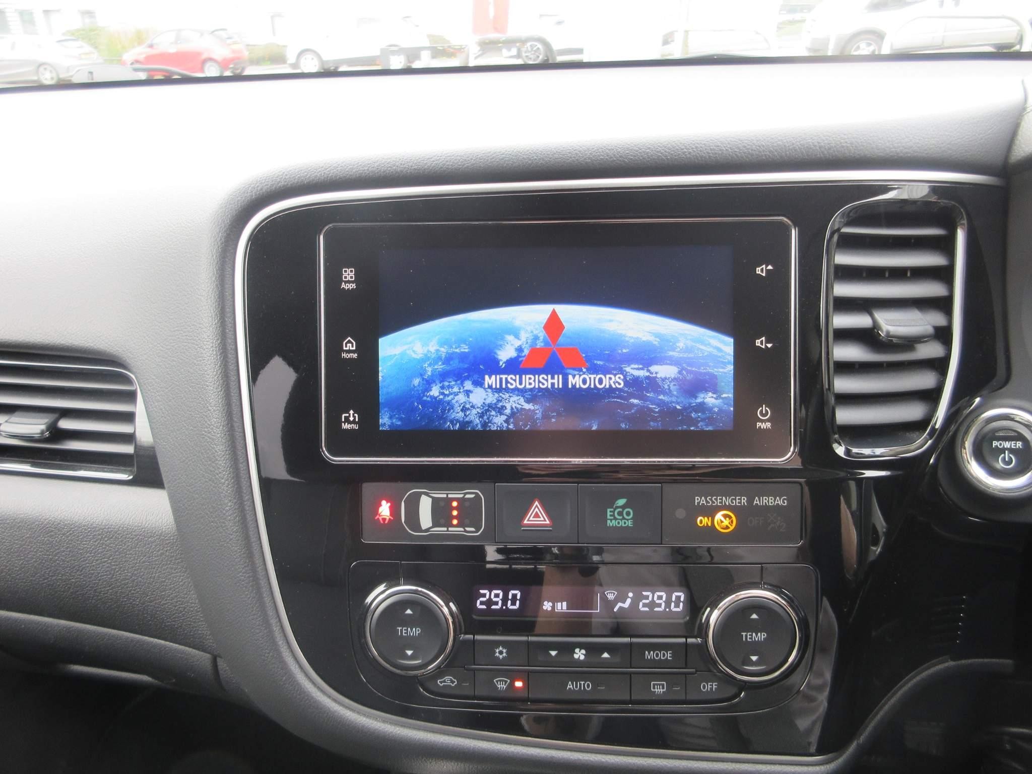 Mitsubishi Outlander 2.0h 12kWh 4h SUV 5dr Petrol Plug-in Hybrid CVT 4WD Euro 6 (s/s) (200 ps) (YS18NDN) image 14
