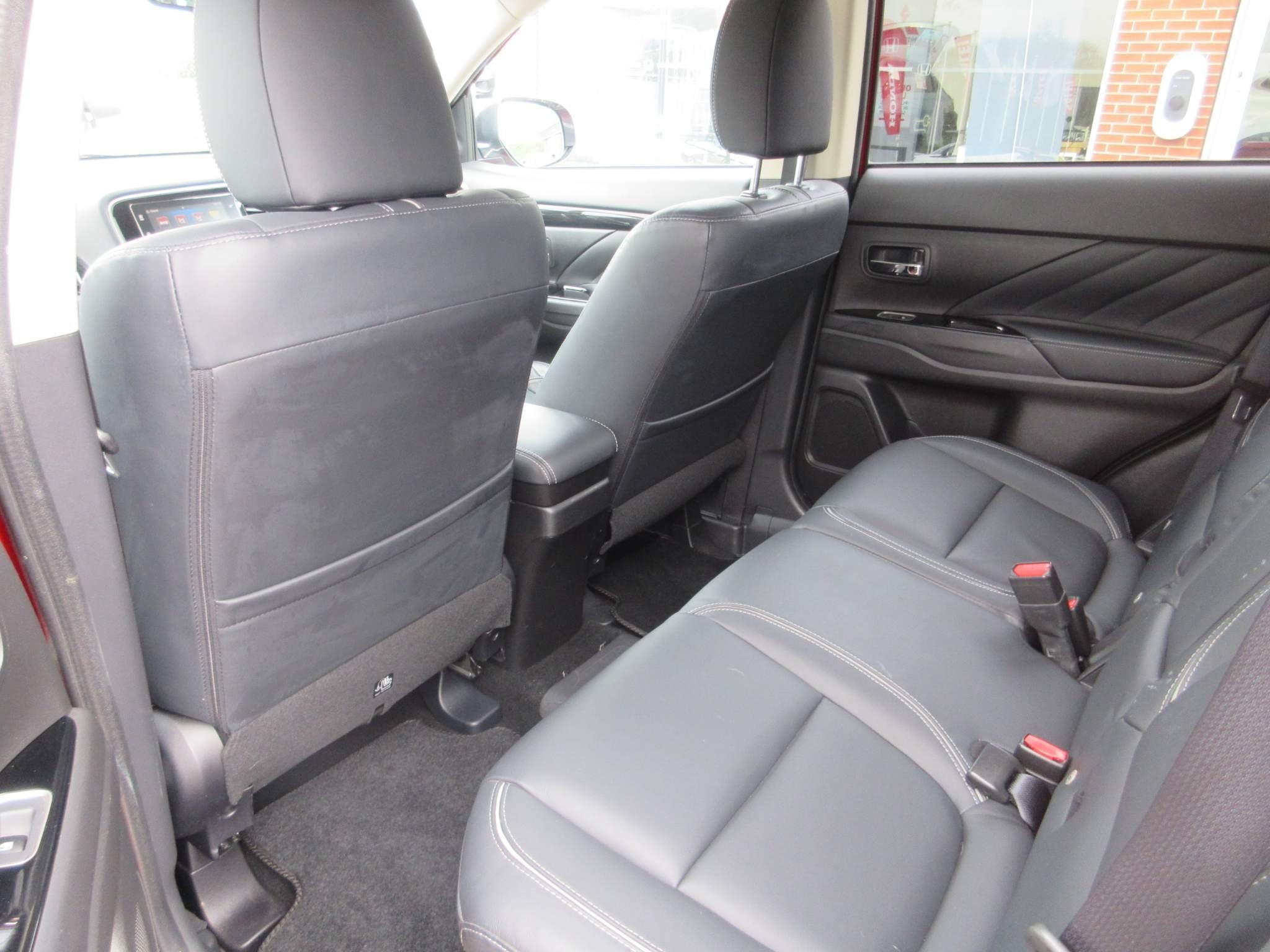 Mitsubishi Outlander 2.0h 12kWh 4h SUV 5dr Petrol Plug-in Hybrid CVT 4WD Euro 6 (s/s) (200 ps) (YS18NDN) image 16