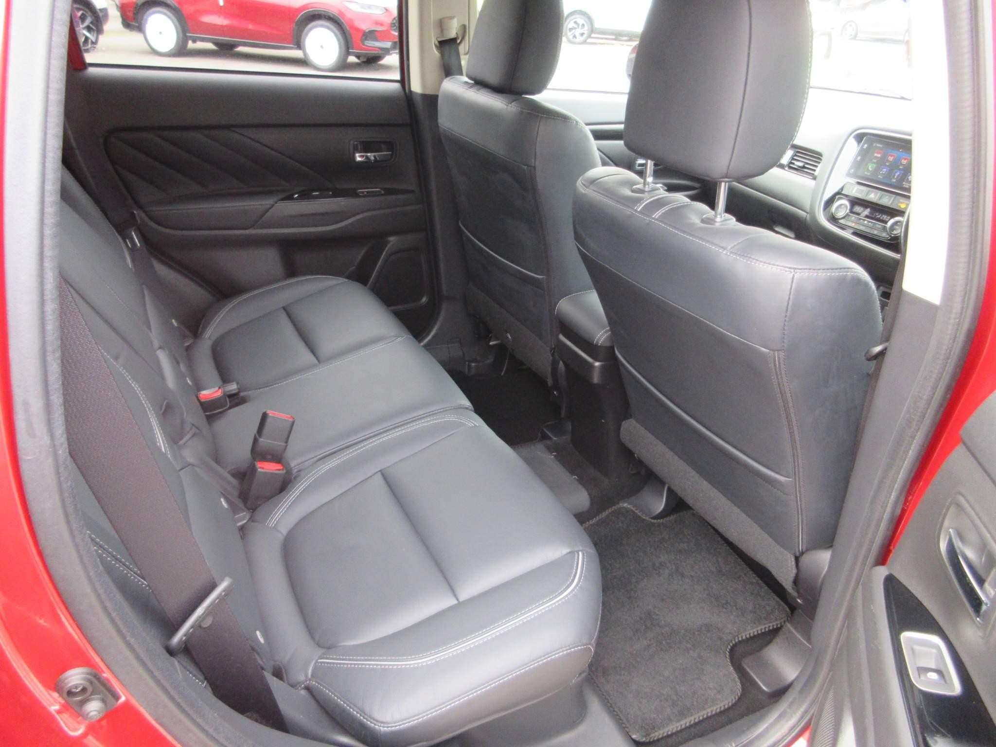 Mitsubishi Outlander 2.0h 12kWh 4h SUV 5dr Petrol Plug-in Hybrid CVT 4WD Euro 6 (s/s) (200 ps) (YS18NDN) image 17