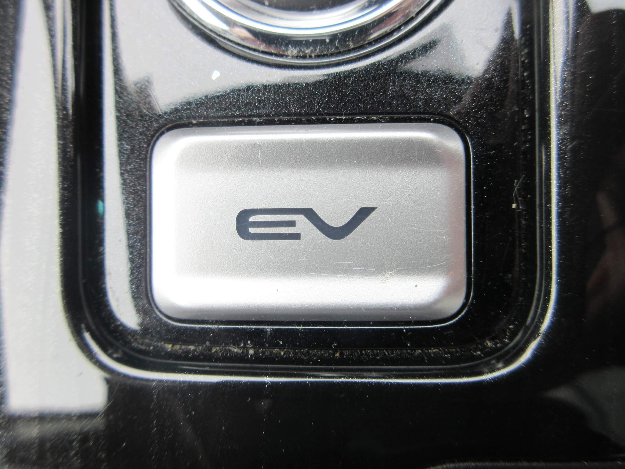 Mitsubishi Outlander 2.0h 12kWh 4h SUV 5dr Petrol Plug-in Hybrid CVT 4WD Euro 6 (s/s) (200 ps) (YS18NDN) image 21