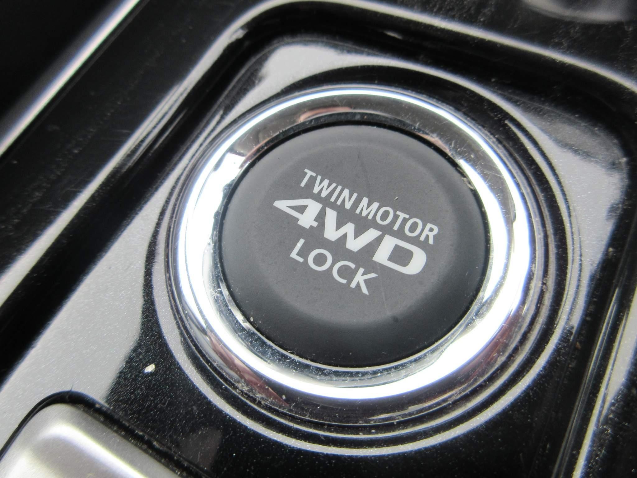 Mitsubishi Outlander 2.0h 12kWh 4h SUV 5dr Petrol Plug-in Hybrid CVT 4WD Euro 6 (s/s) (200 ps) (YS18NDN) image 22