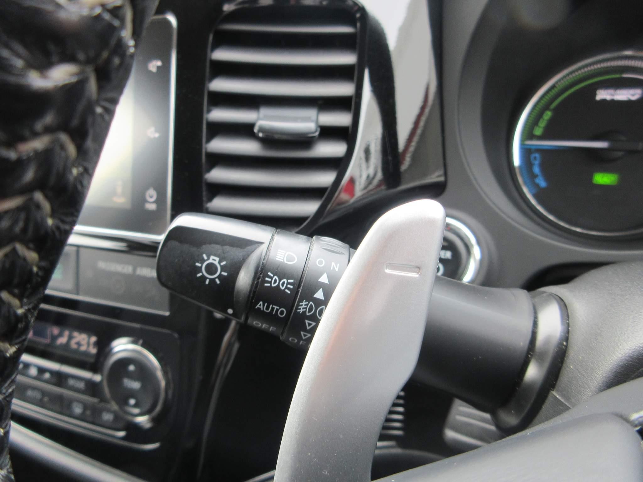 Mitsubishi Outlander 2.0h 12kWh 4h SUV 5dr Petrol Plug-in Hybrid CVT 4WD Euro 6 (s/s) (200 ps) (YS18NDN) image 31