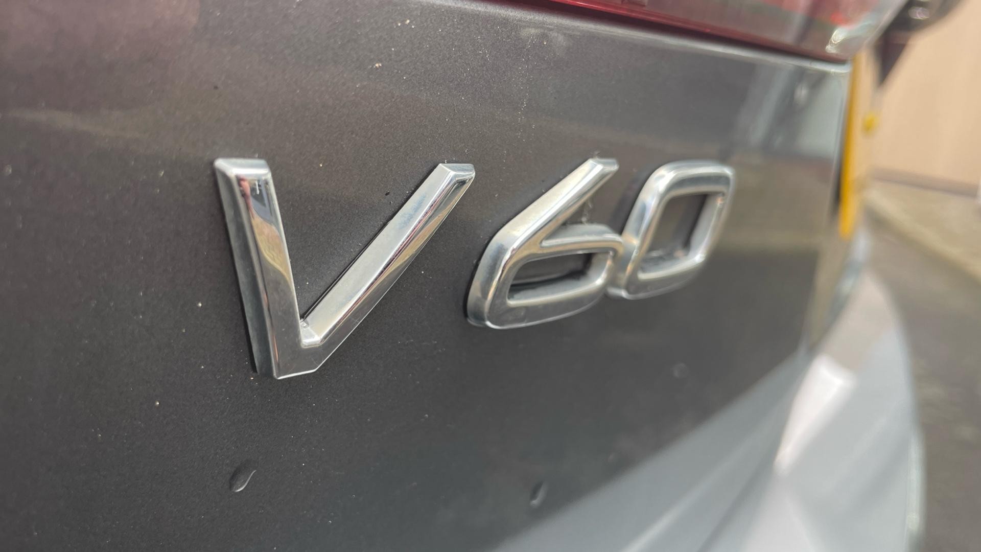 Volvo V60 2.0 B4 MHEV Momentum Auto Euro 6 (s/s) 5dr (FV70ENM) image 64