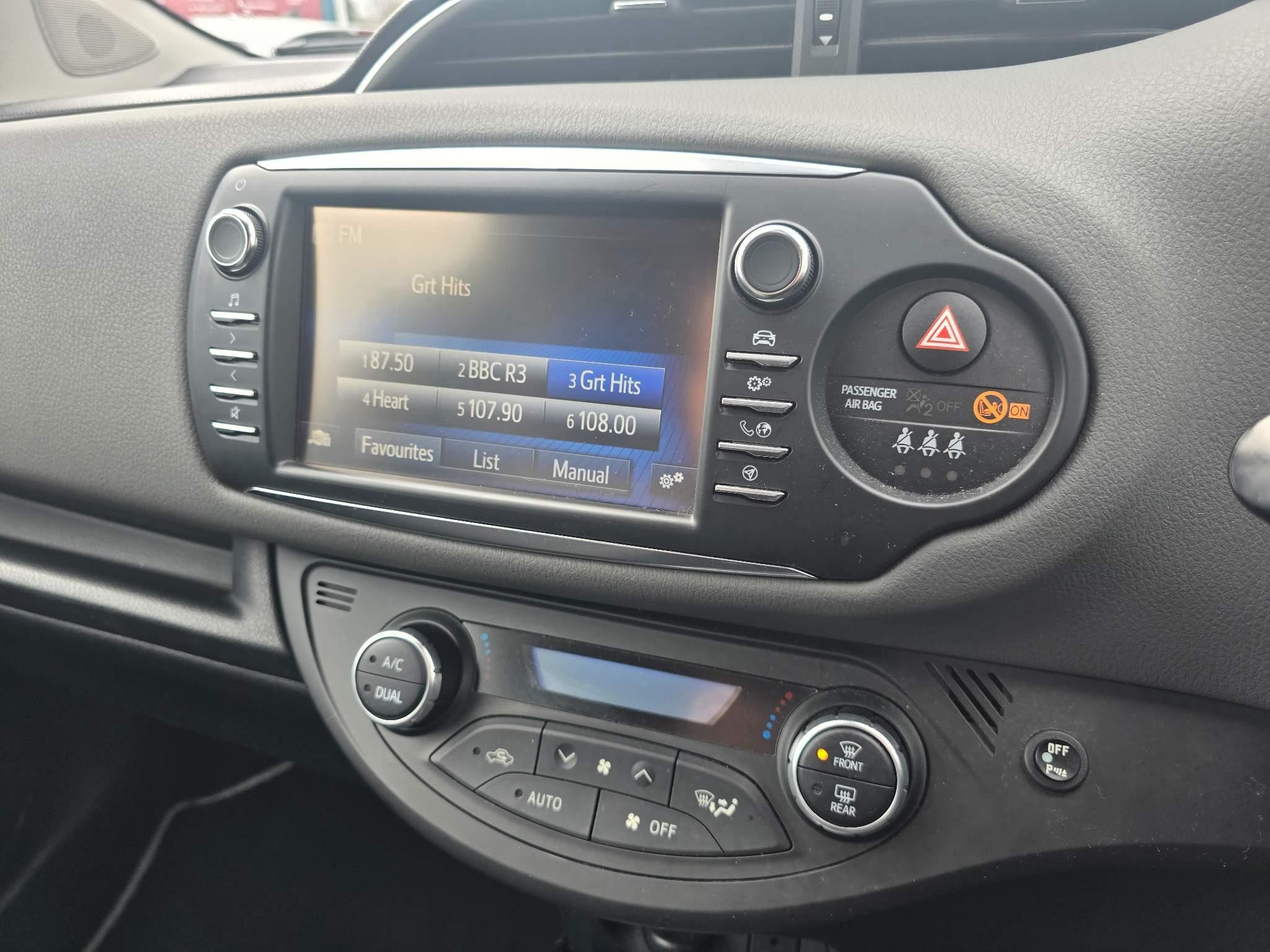 Toyota Yaris 1.5 VVT-h Icon Tech Hatchback 5dr Petrol Hybrid E-CVT Euro 6 (s/s) (100 ps) (DE67UVH) image 14