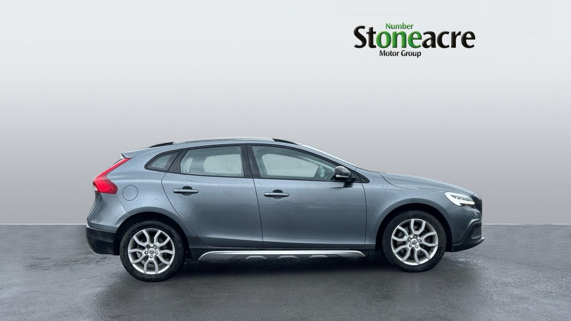 Volvo V40 Cross Country 1.5 T3 Pro Auto Euro 6 (s/s) 5dr (FT17FUE) image 2
