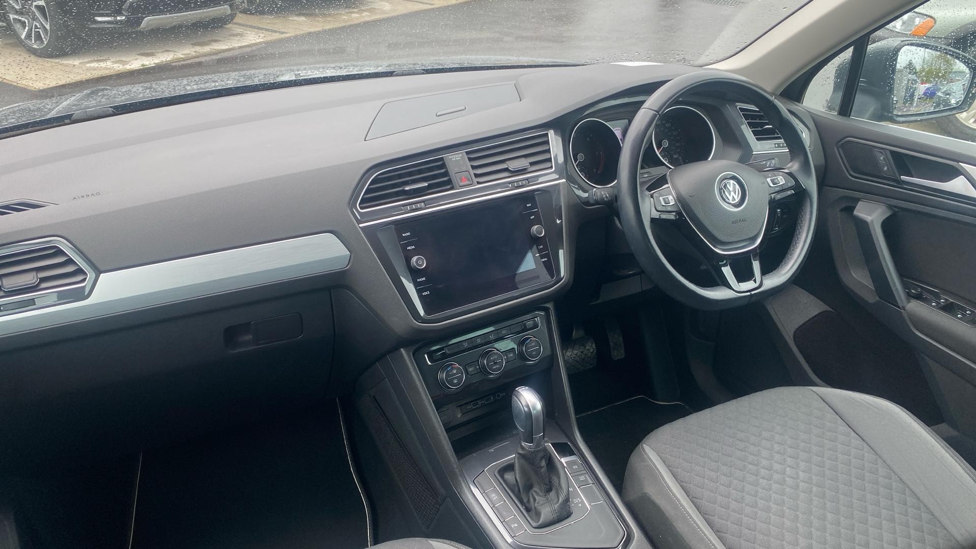 Volkswagen Tiguan 2.0 TDI SE Navigation DSG Euro 6 (s/s) 5dr (ML68VVS) image 3