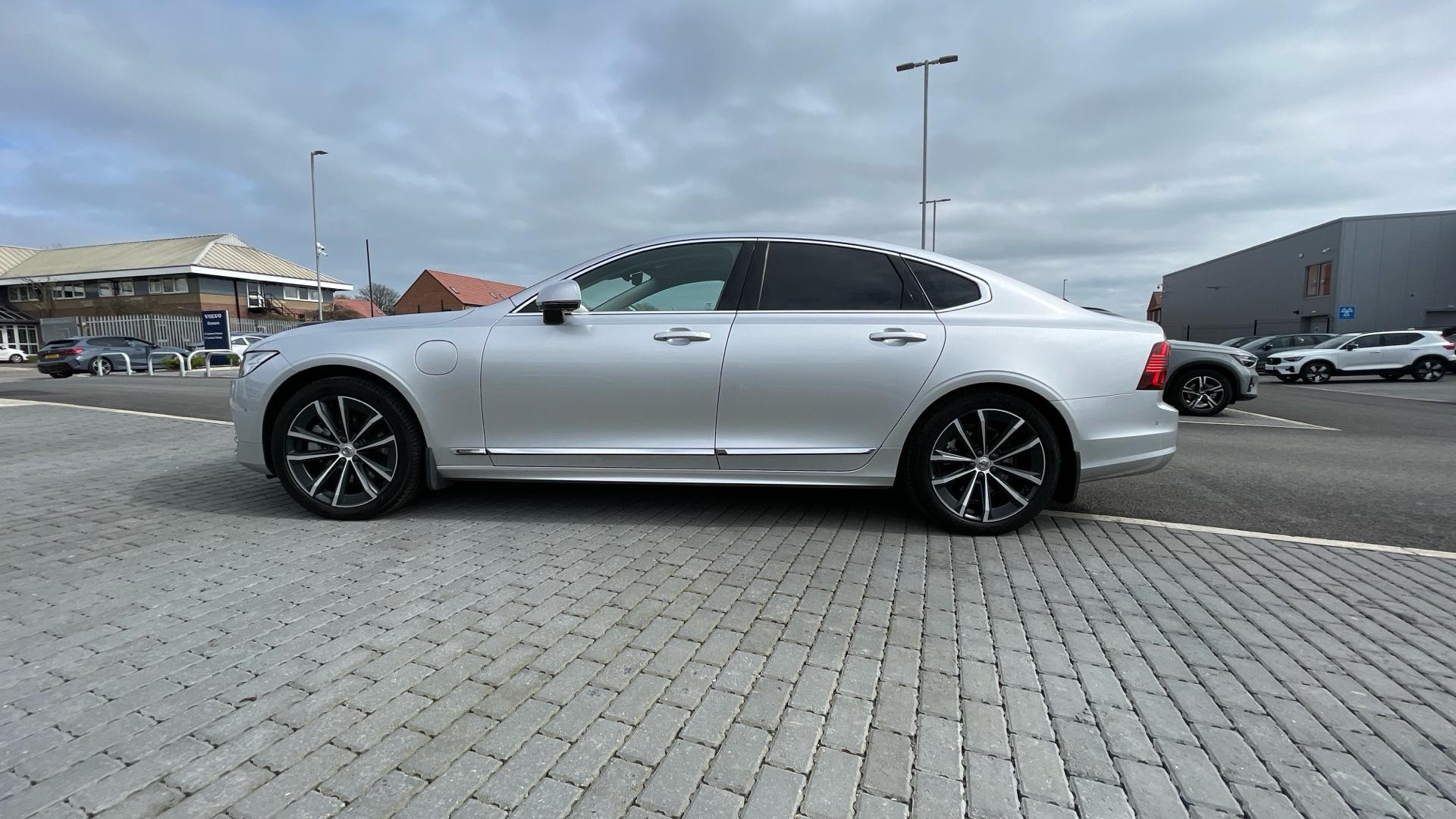 Volvo S90 2.0h T8 Recharge 18.8kWh Inscription Auto AWD Euro 6 (s/s) 4dr (NG22ZPV) image 7