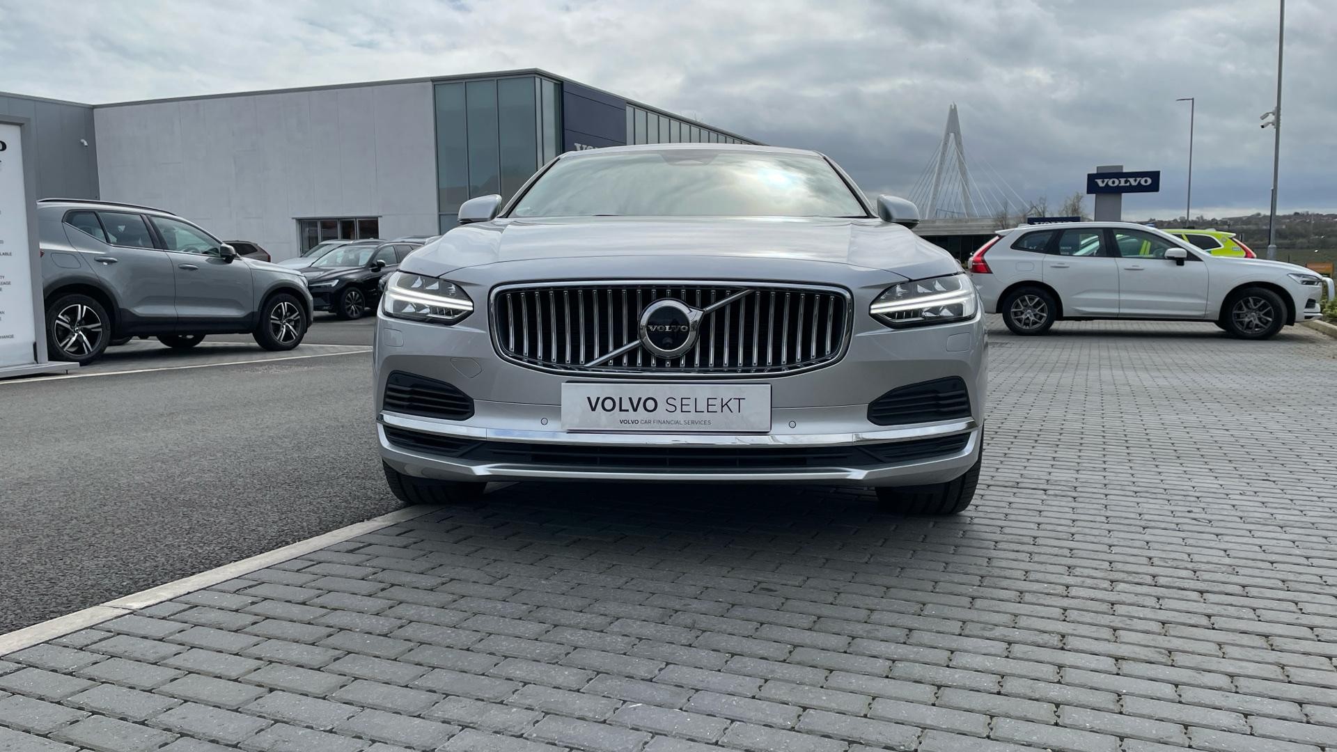Volvo S90 2.0h T8 Recharge 18.8kWh Inscription Auto AWD Euro 6 (s/s) 4dr (NG22ZPV) image 11