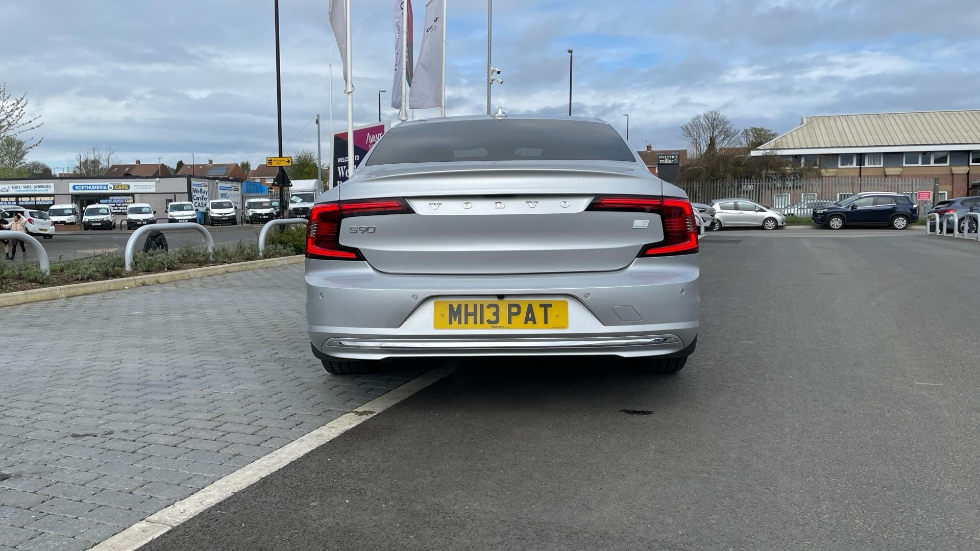 Volvo S90 2.0h T8 Recharge 18.8kWh Inscription Auto AWD Euro 6 (s/s) 4dr (NG22ZPV) image 12