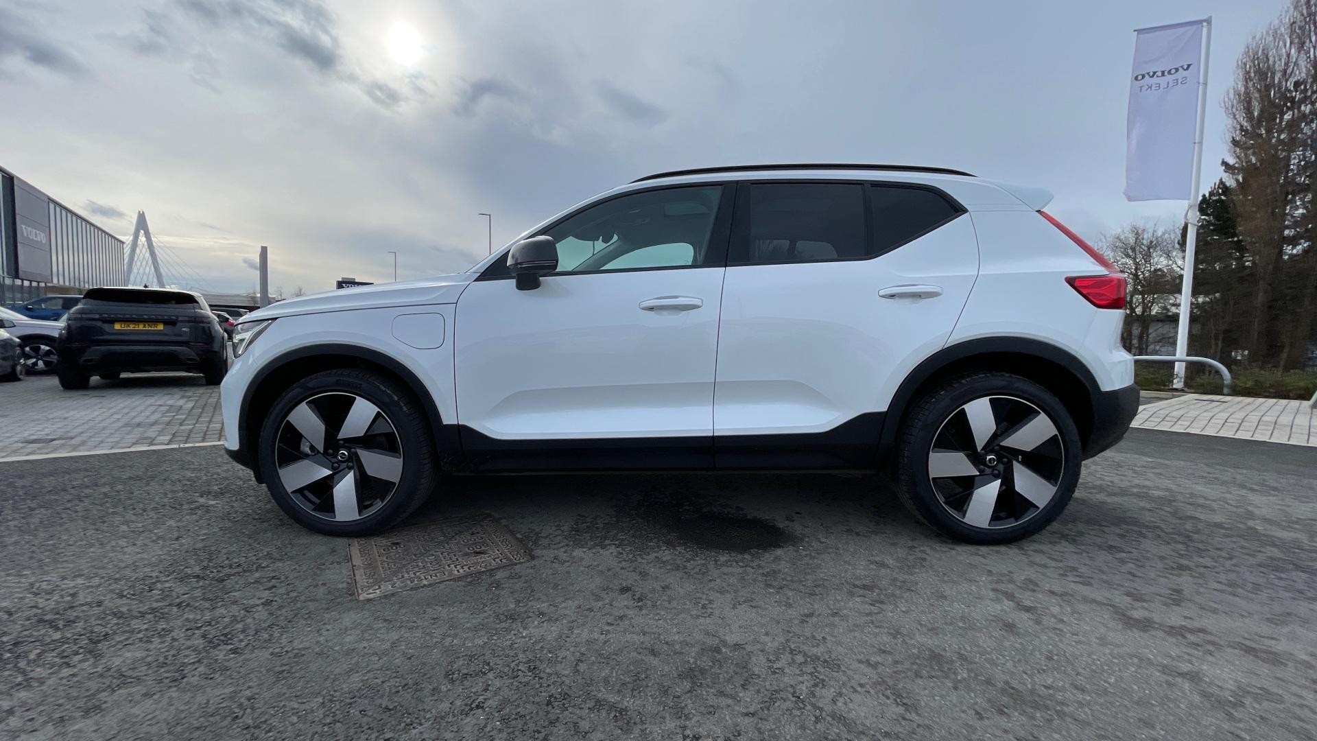 Volvo XC40 Recharge 1.5h T5 Recharge 10.7kWh Ultimate Dark SUV 5dr Petrol Plug-in Hybrid Auto Euro 6 (s/s) (262 ps) (KM72VHD) image 7