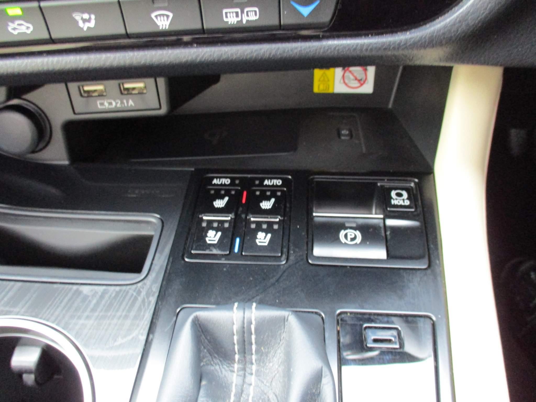 Lexus RX 450h 3.5 450h V6 (Premium) E-CVT 4WD Euro 6 (s/s) 5dr (NY21YHD) image 27