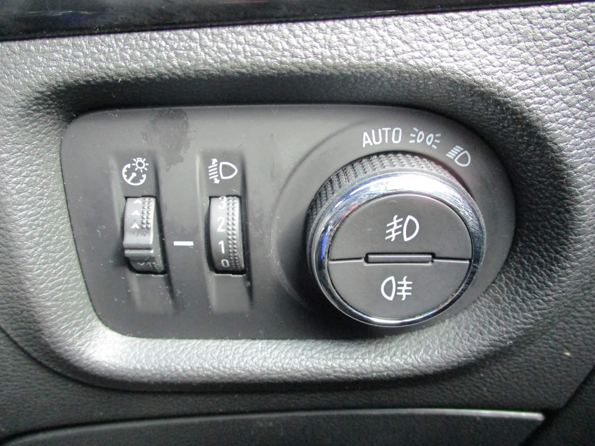 Vauxhall Astra 1.6 CDTi ecoTEC BlueInjection SRi Nav Euro 6 (s/s) 5dr (VU68EOG) image 23