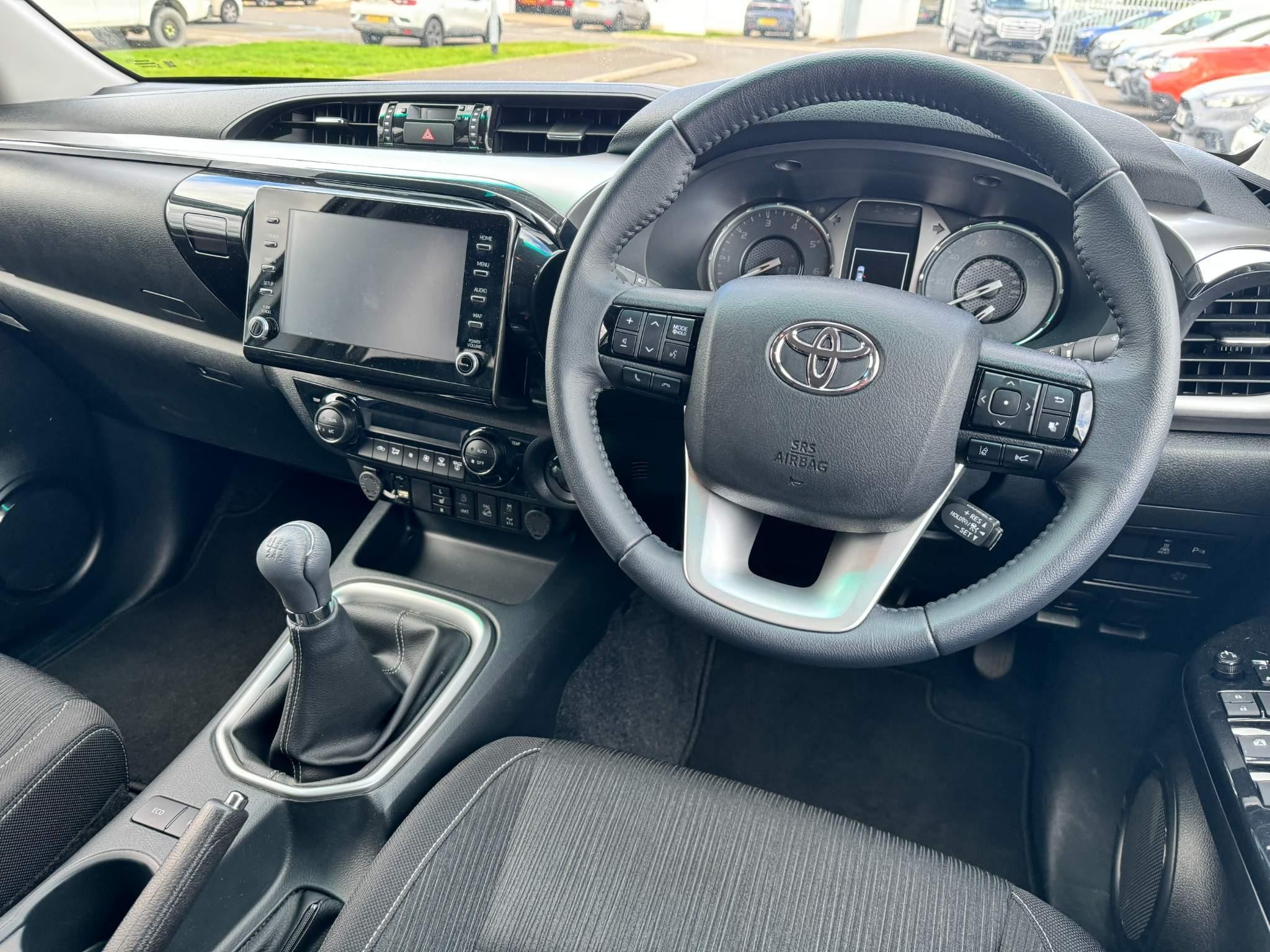 Toyota Hilux 2.8 D-4D Invincible Double Cab Pickup 4WD Euro 6 (s/s) 4dr (NX24XHA) image 15