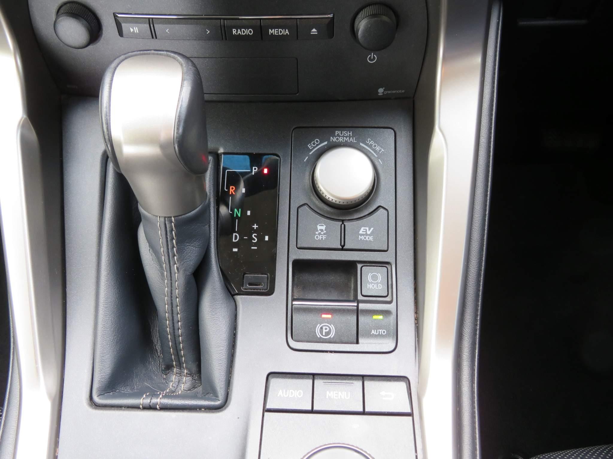 Lexus NX 2.5 300h Luxury SUV 5dr Petrol Hybrid E-CVT 4WD Euro 6 (s/s) (197 ps) (NL16UKA) image 17