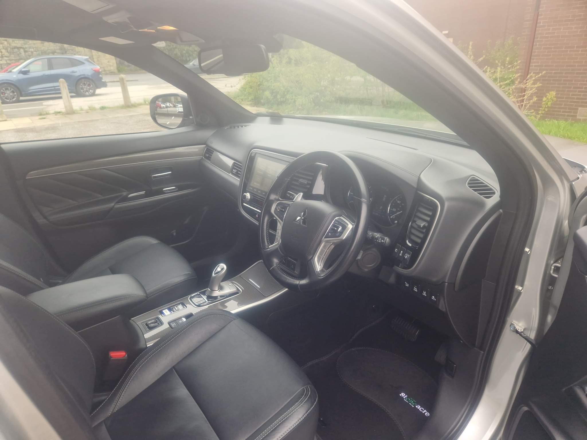 Mitsubishi Outlander 2.4h TwinMotor 13.8kWh Dynamic Safety SUV 5dr Petrol Plug-in Hybrid CVT 4WD Euro 6 (s/s) (224 ps) (WP21BWB) image 10