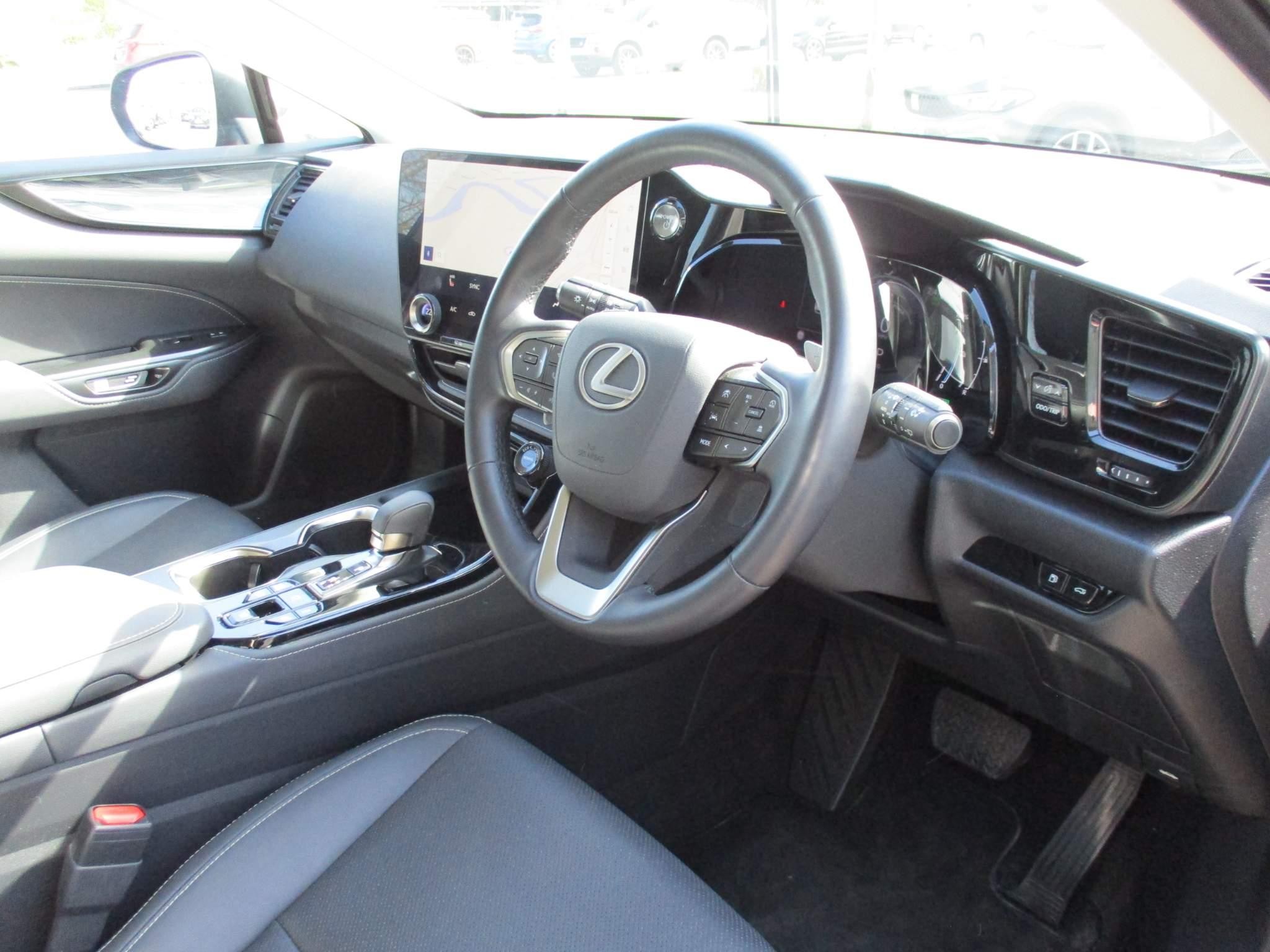 Lexus NX 450h+ 2.5 5dr Premium Plus Pack/Sunroof (NU22LVX) image 10