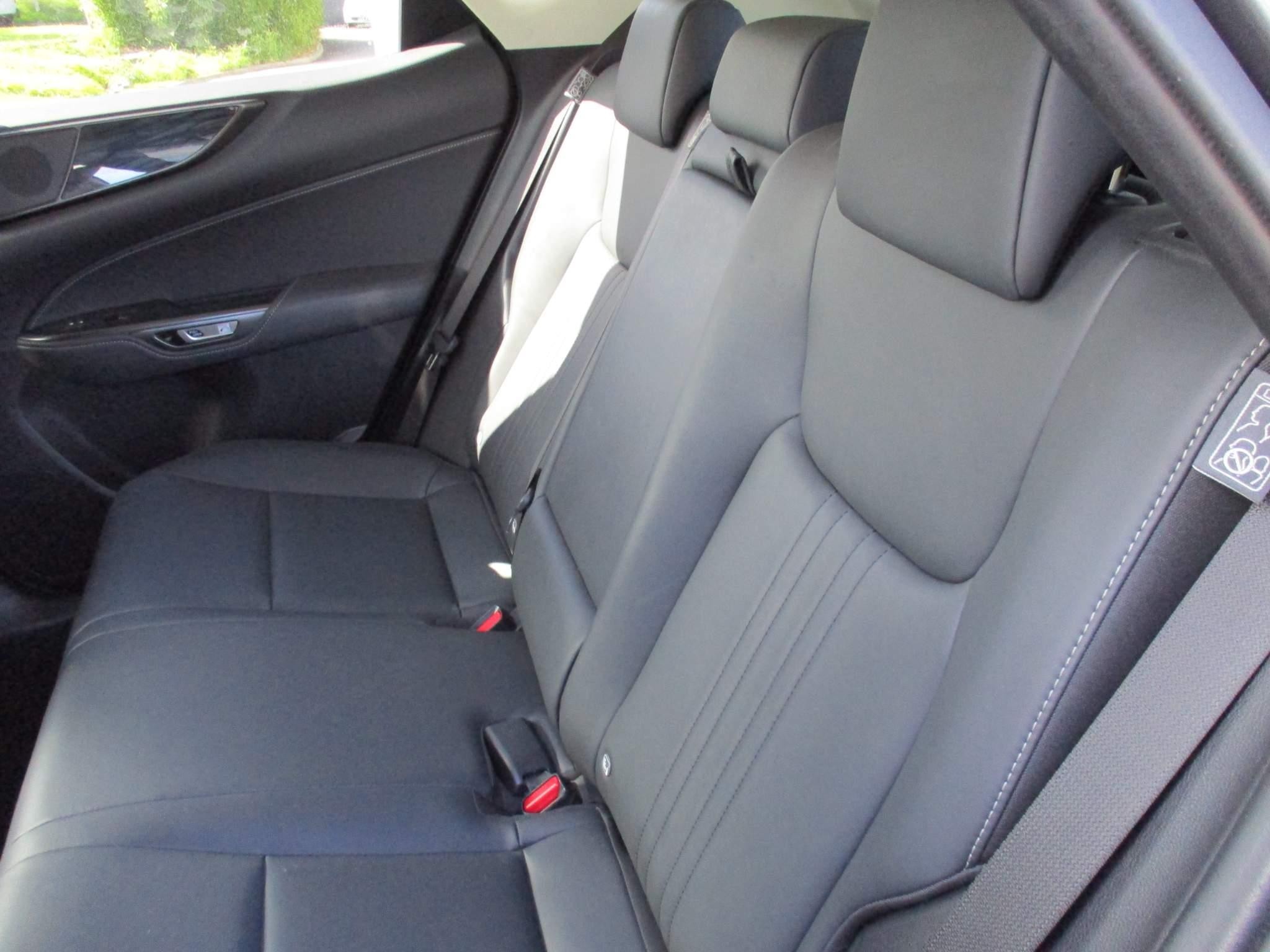 Lexus NX 450h+ 2.5 5dr Premium Plus Pack/Sunroof (NU22LVX) image 17