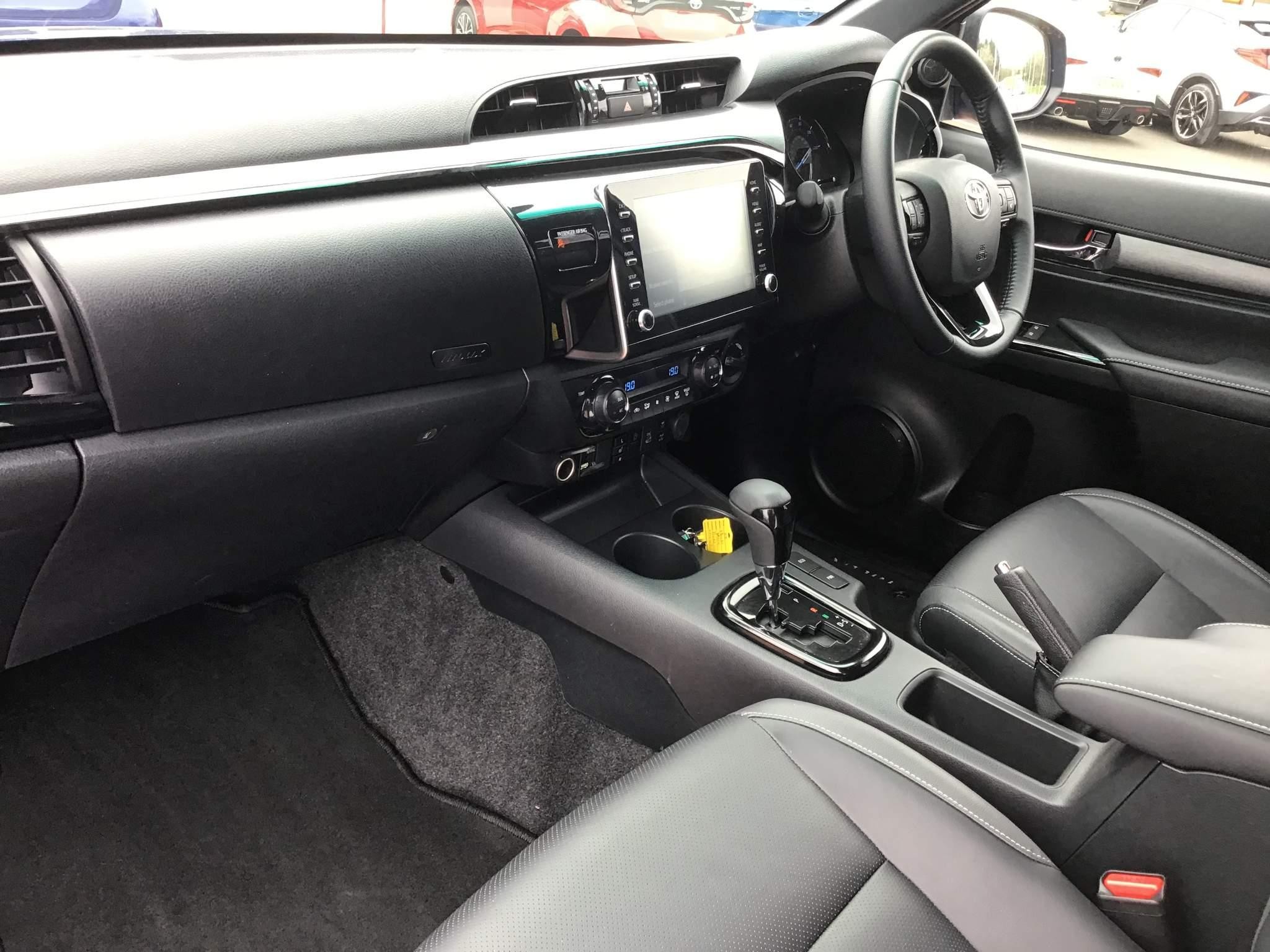 Toyota Hilux Invincible X D/Cab Pick Up 2.8 D-4D Auto (FG23ZSY) image 12