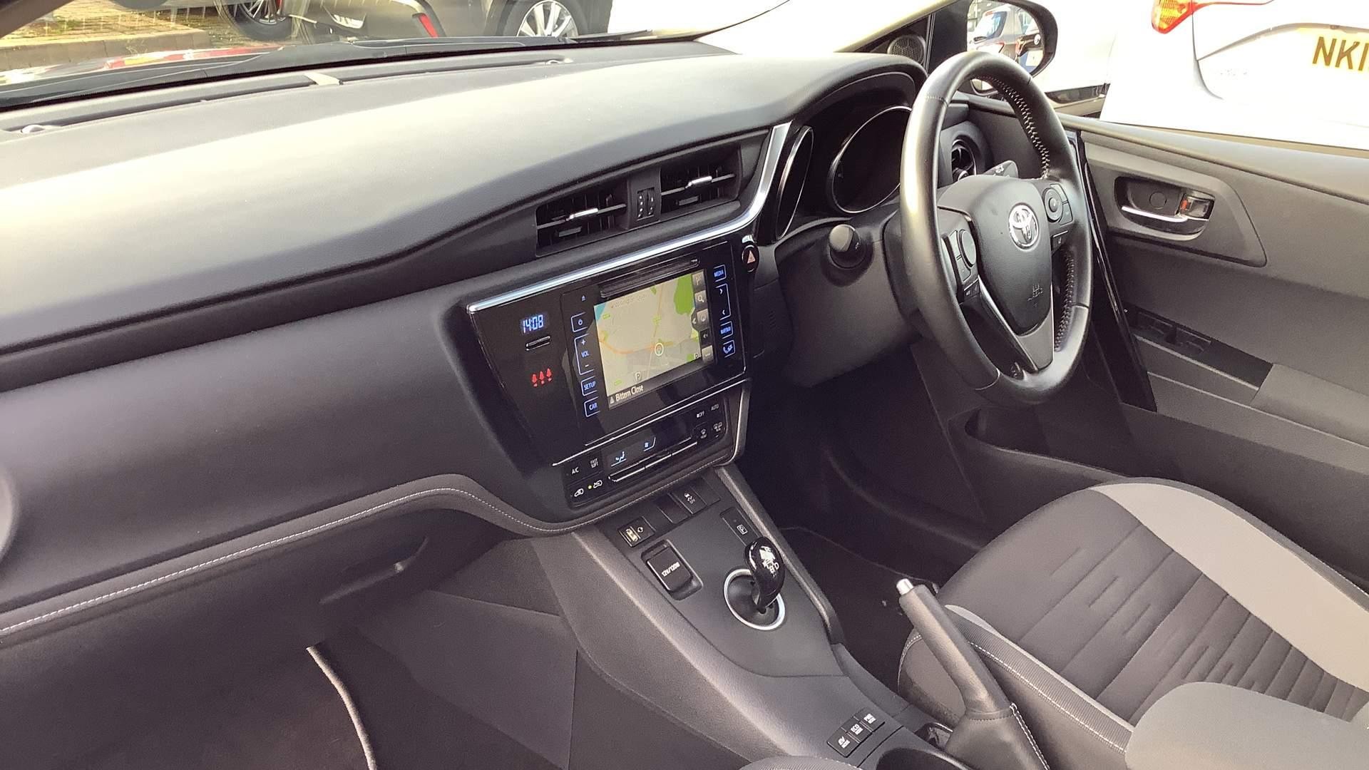 Toyota Auris 1.8 VVT-h Icon Tech Touring Sports CVT Euro 6 (s/s) 5dr (NL18JYC) image 39