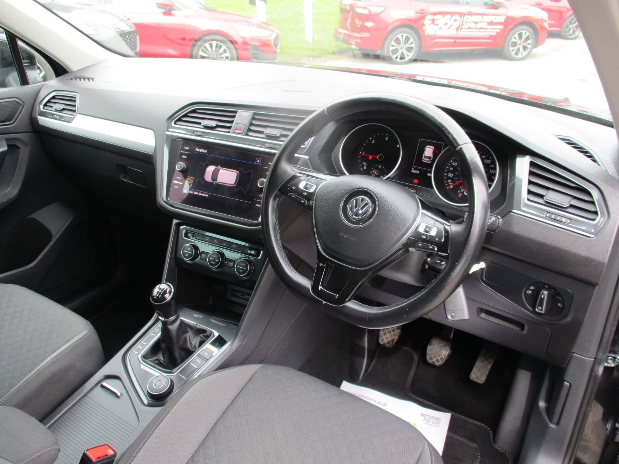 Volkswagen Tiguan 2.0 TDI SE Navigation 4Motion Euro 6 (s/s) 5dr (DE68PDV) image 10