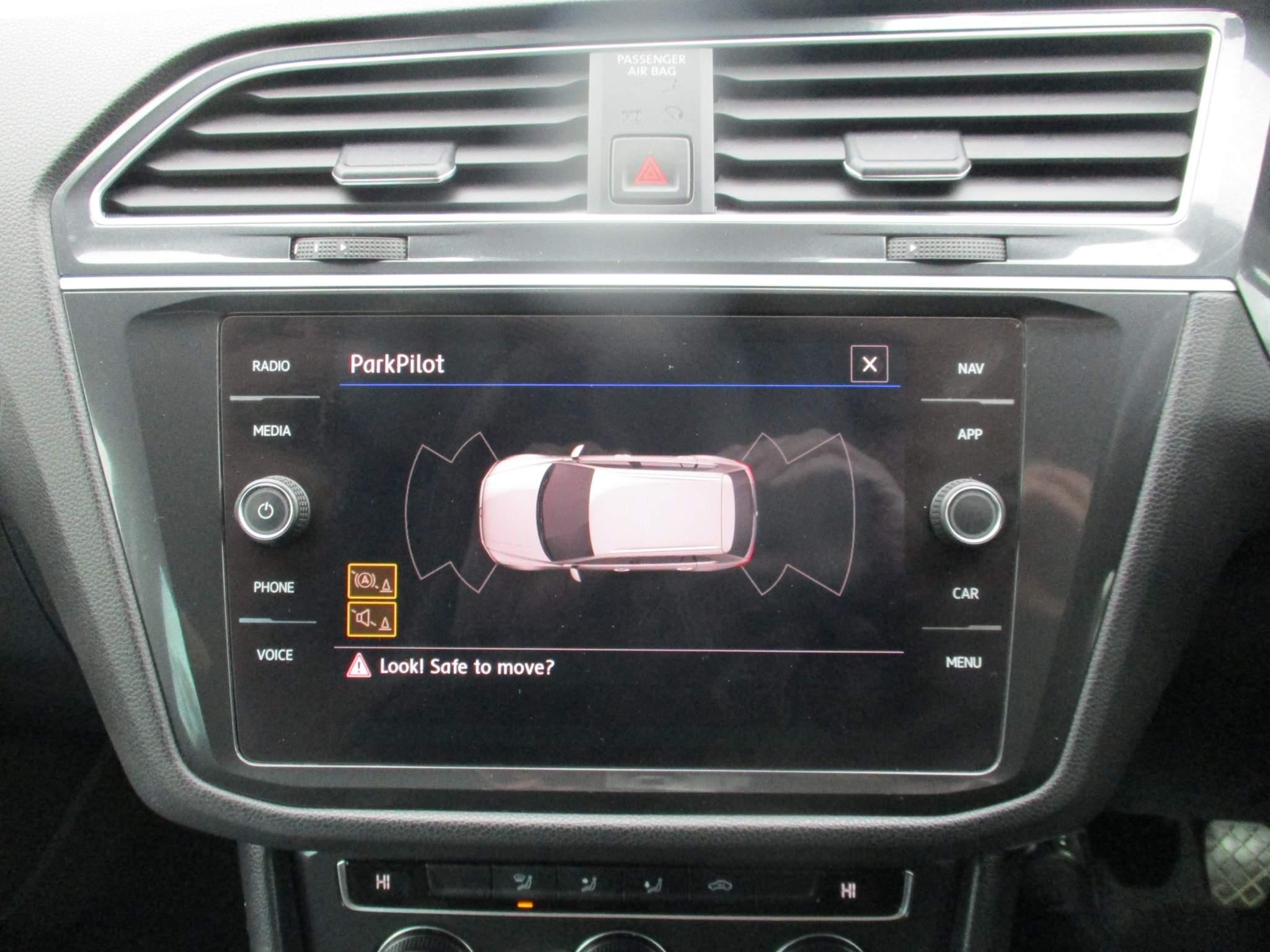 Volkswagen Tiguan 2.0 TDI SE Navigation 4Motion Euro 6 (s/s) 5dr (DE68PDV) image 17