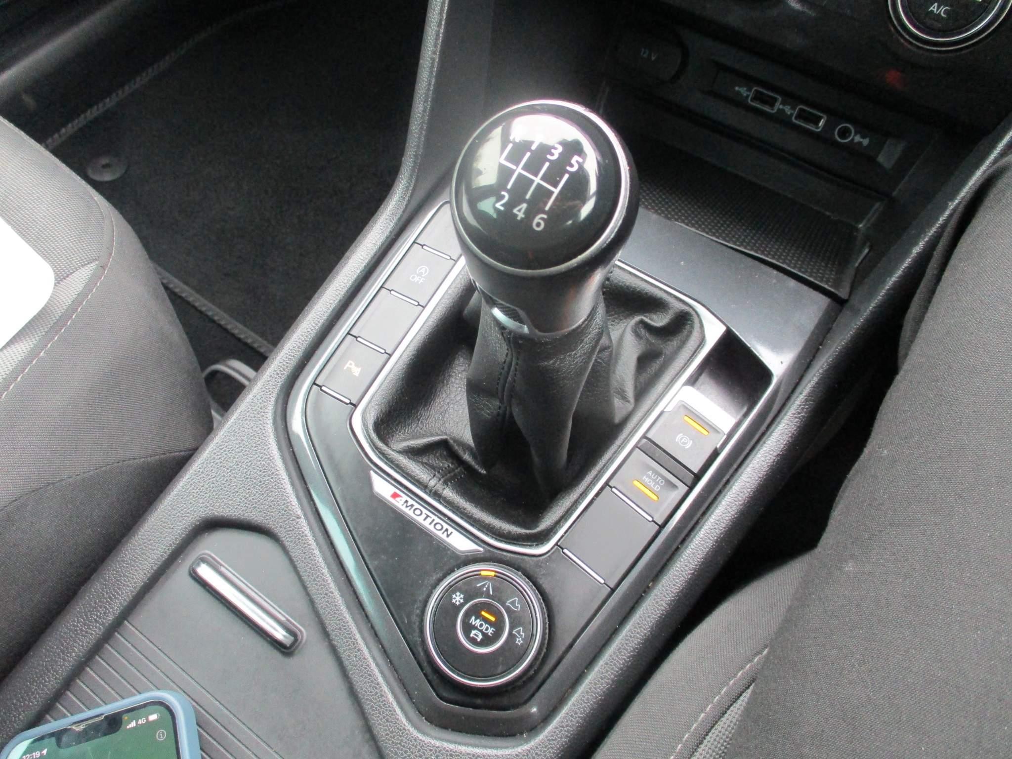 Volkswagen Tiguan 2.0 TDI SE Navigation 4Motion Euro 6 (s/s) 5dr (DE68PDV) image 18
