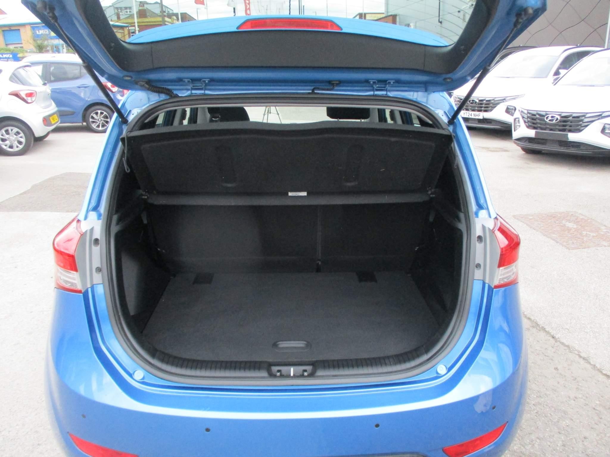 Hyundai ix20 1.4 Blue Drive Premium Euro 6 (s/s) 5dr (WV66GZU) image 11