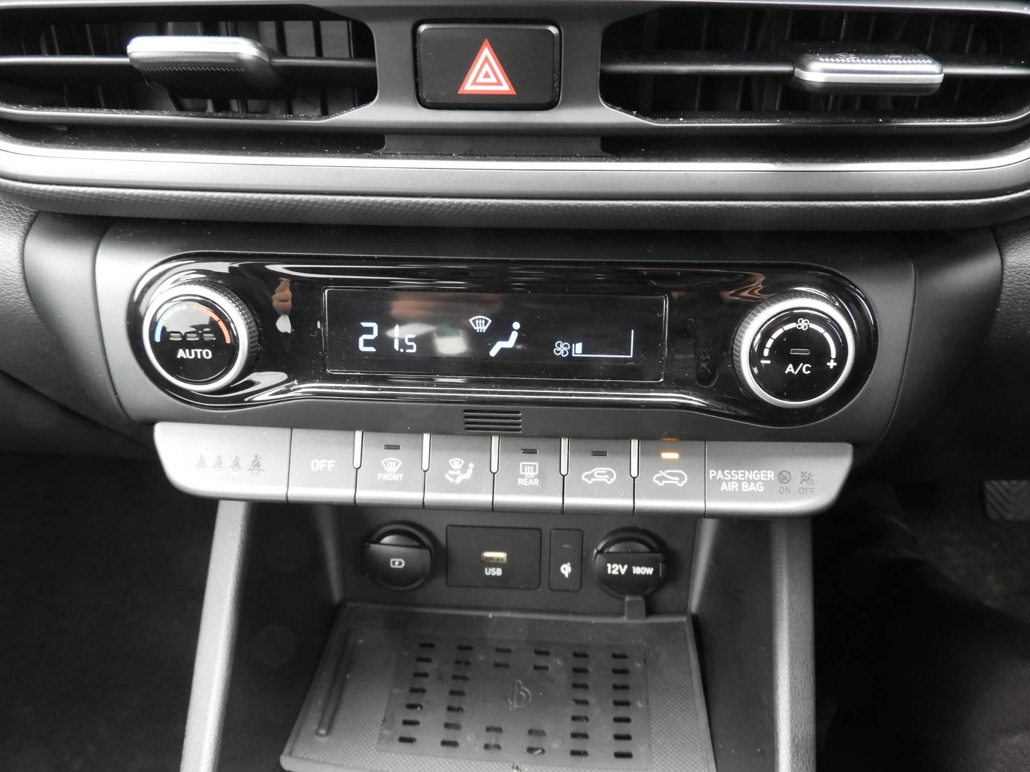 Hyundai KONA 1.0 T-GDi MHEV Premium SUV 5dr Petrol Hybrid Manual Euro 6 (s/s) (120 ps) (RF21VRG) image 18