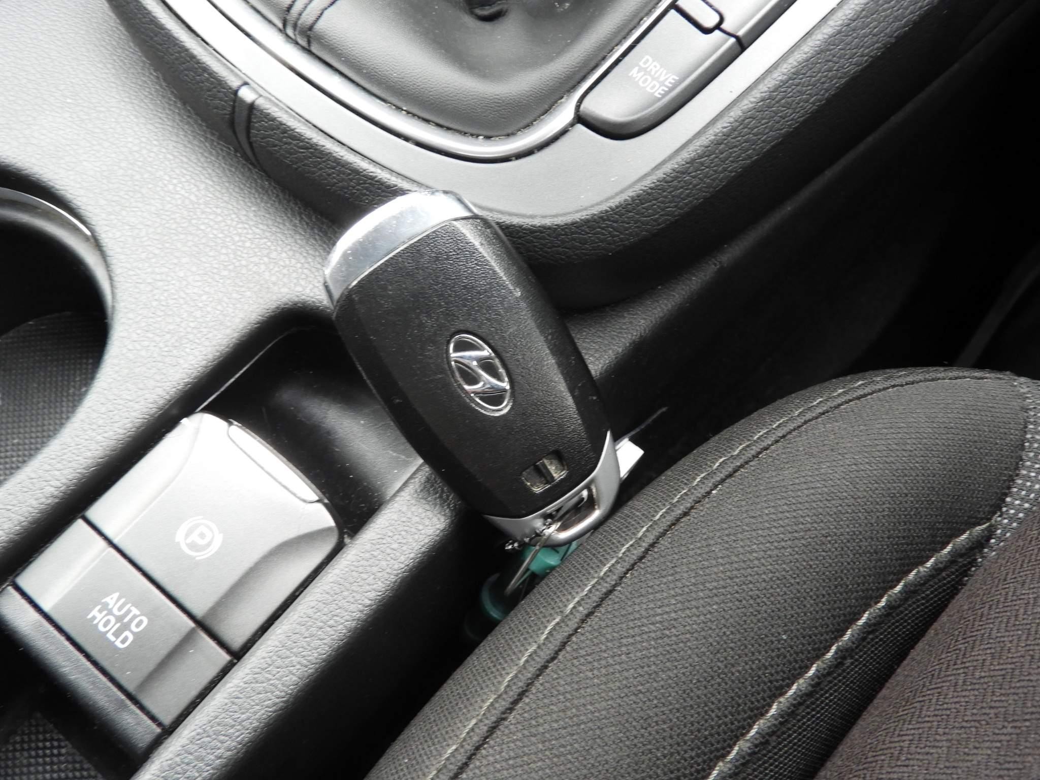 Hyundai KONA 1.0 T-GDi MHEV Premium SUV 5dr Petrol Hybrid Manual Euro 6 (s/s) (120 ps) (RF21VRG) image 22