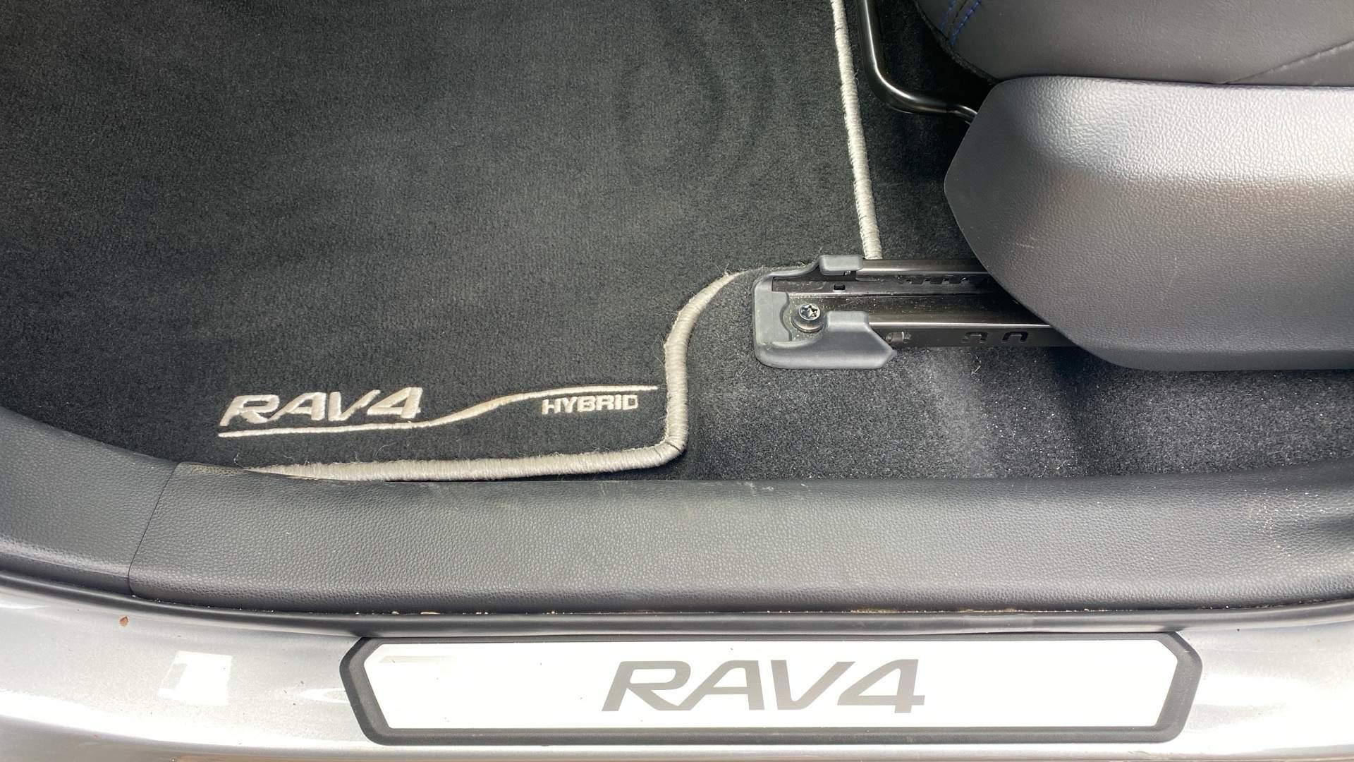 Toyota RAV4 2.5 VVT-i Hybrid Dynamic 5dr CVT (NL73ZCA) image 32