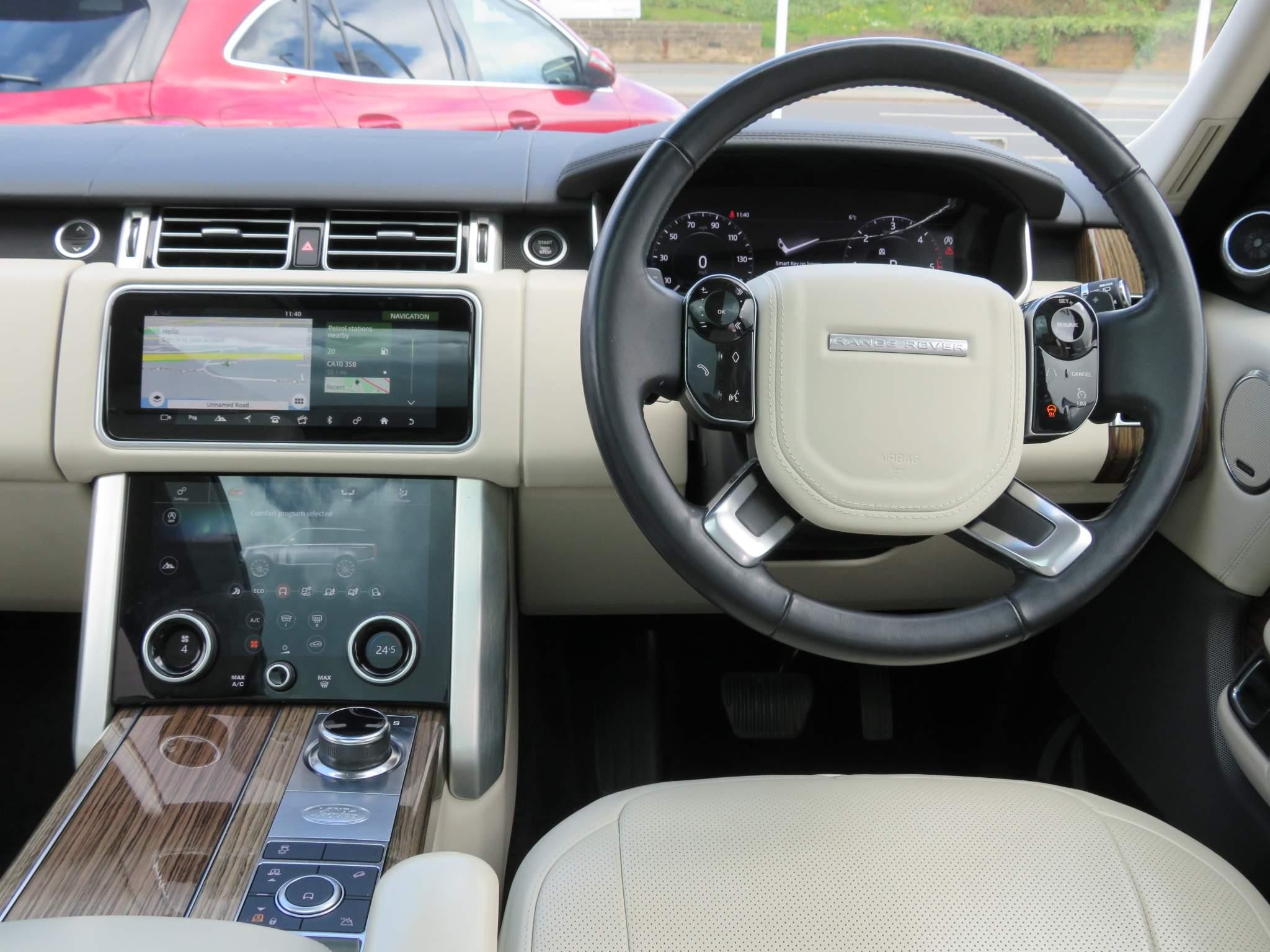 Land Rover Range Rover 3.0 SD V6 Vogue Auto 4WD Euro 6 (s/s) 5dr (X7OHN) image 12
