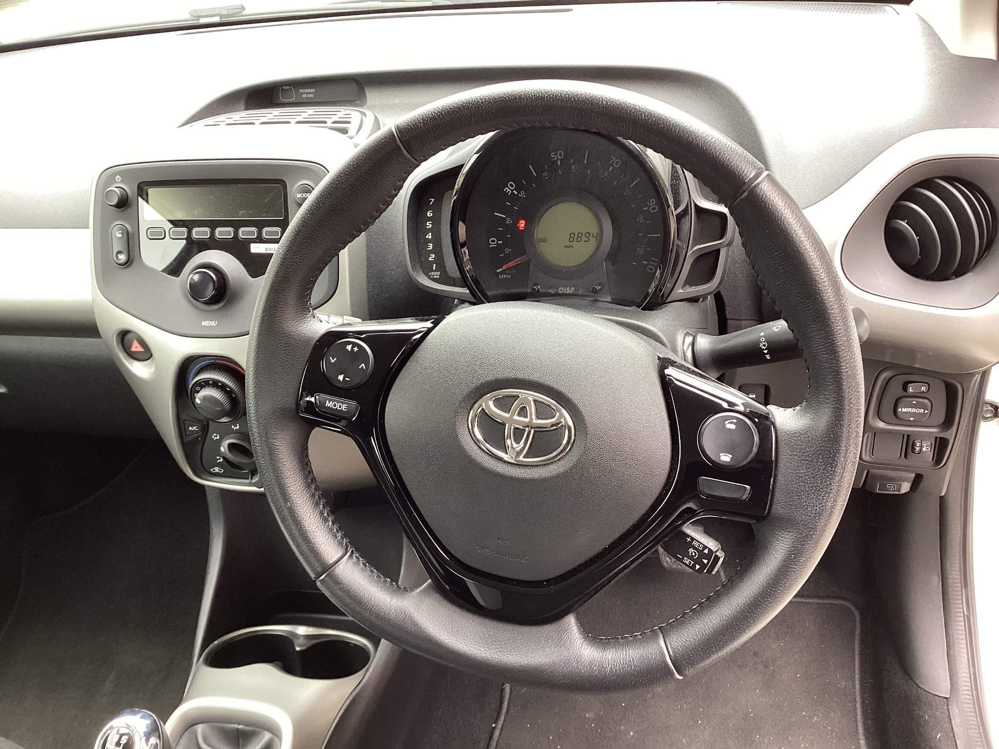 Toyota Aygo 1.0 VVT-i x-play Hatchback 5dr Petrol Manual Euro 6 (68 ps) (YC66OOH) image 17