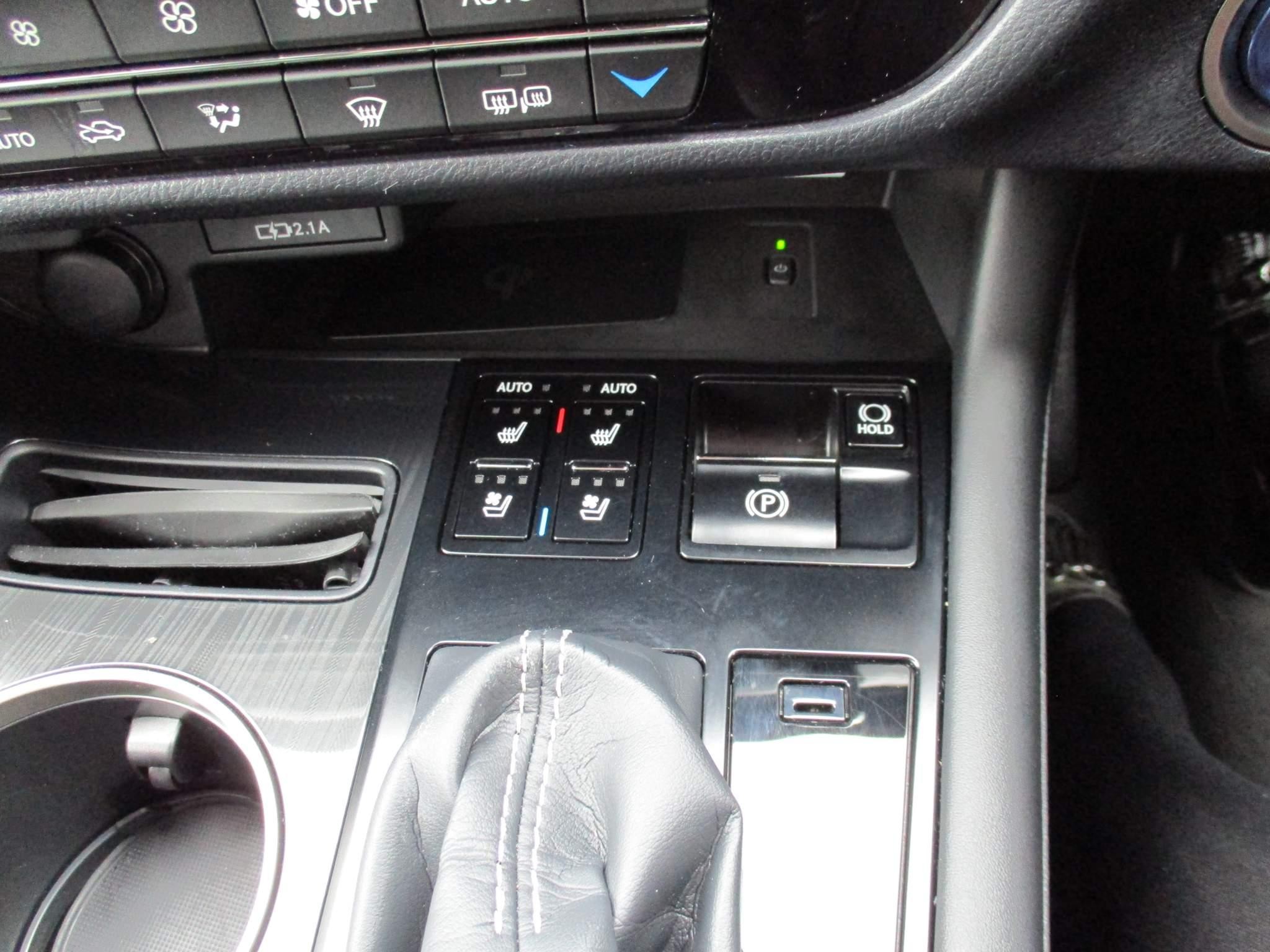 Lexus RX 450h 3.5 450h V6 (Premium) E-CVT 4WD Euro 6 (s/s) 5dr (NU70YPL) image 27