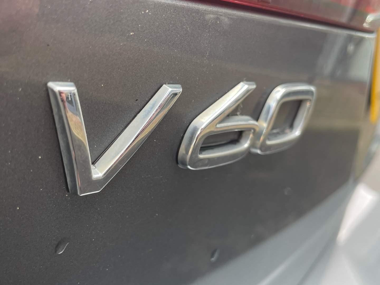 Volvo V60 2.0 B4 MHEV Momentum Auto Euro 6 (s/s) 5dr (FV70ENM) image 24
