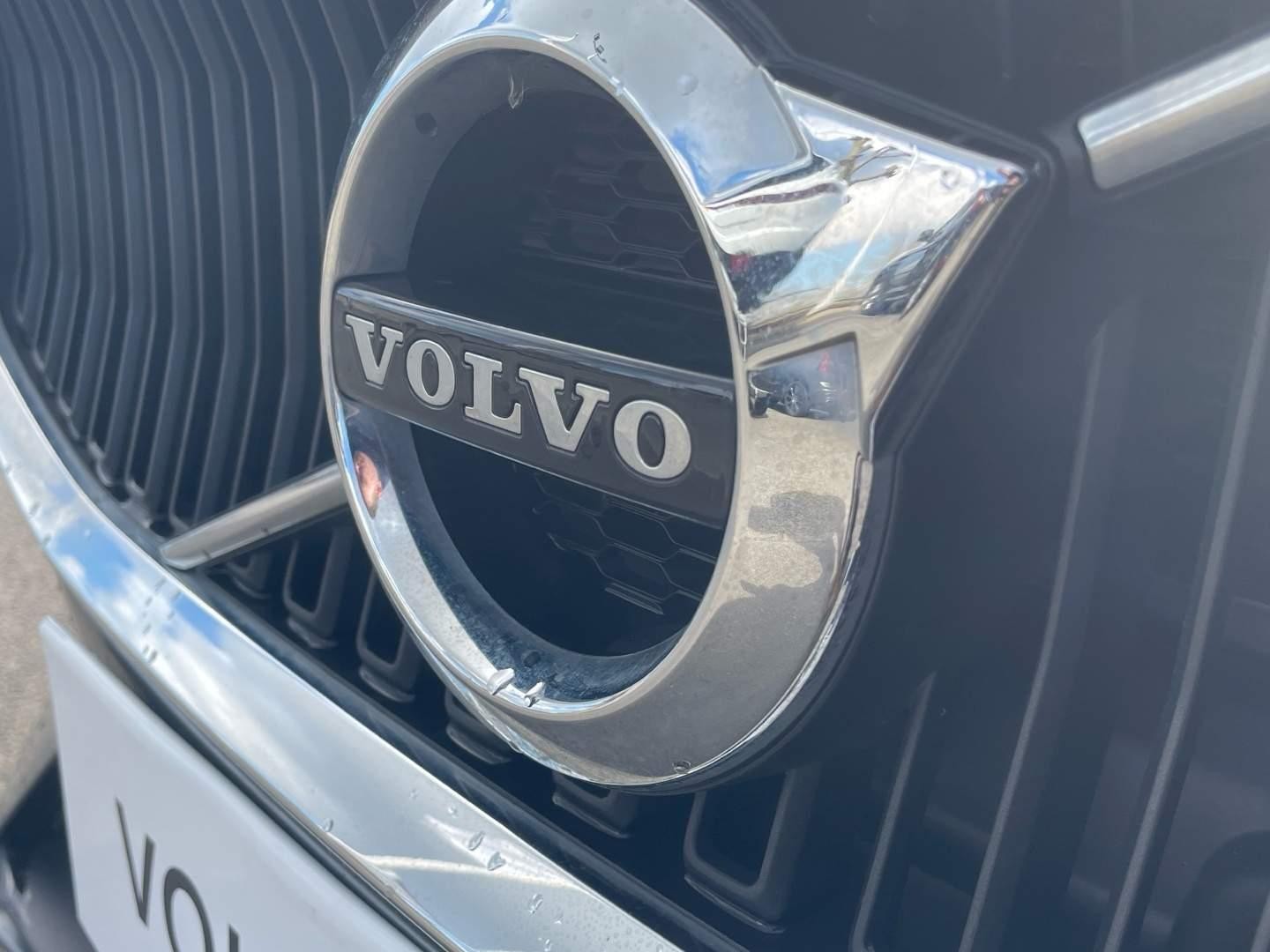 Volvo V60 2.0 B4 MHEV Momentum Auto Euro 6 (s/s) 5dr (FV70ENM) image 26