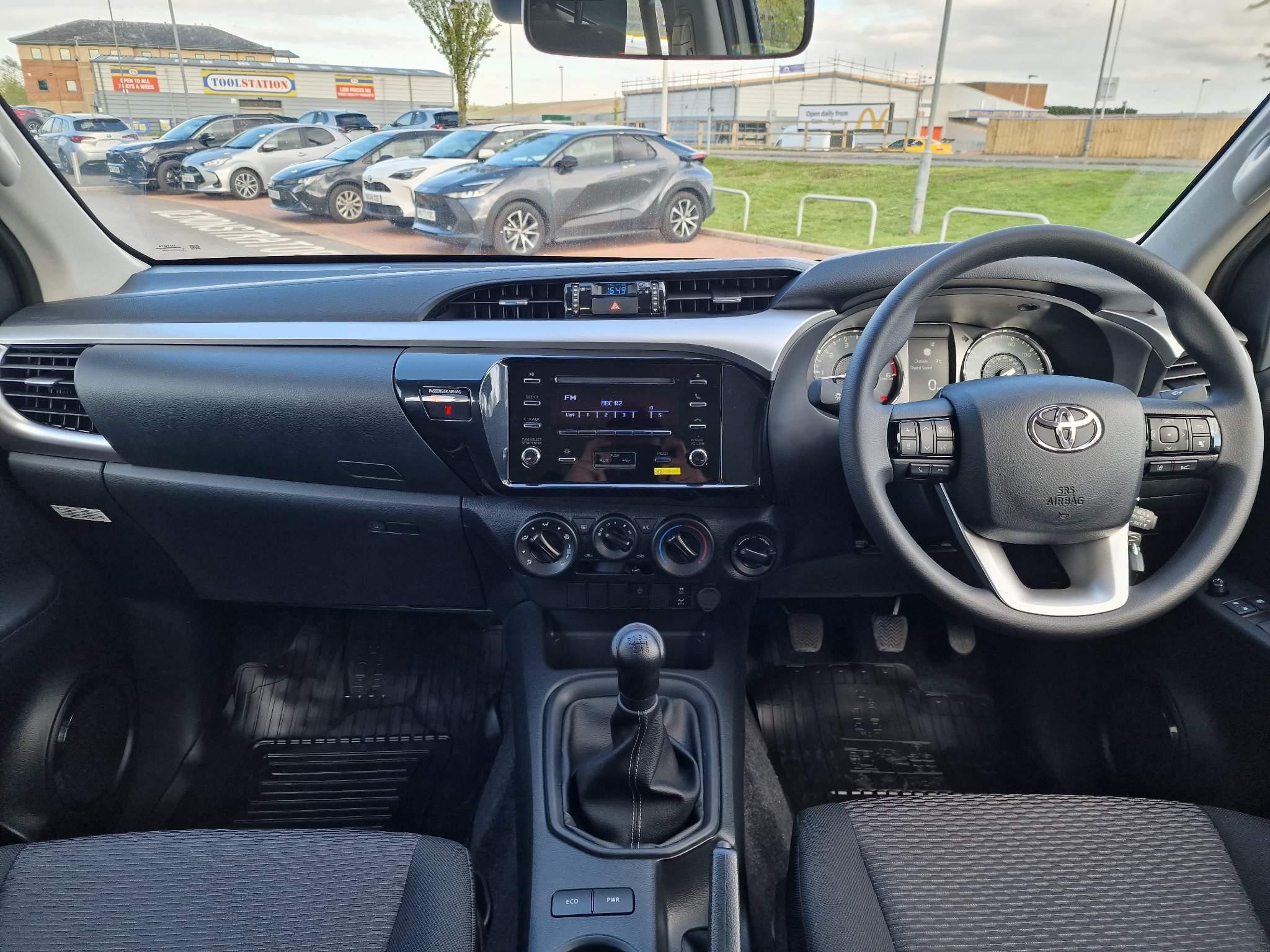 Toyota Hilux 2.4 D-4D Active Double Cab Pickup 4WD Euro 6 (s/s) 4dr (NX24XZP) image 6