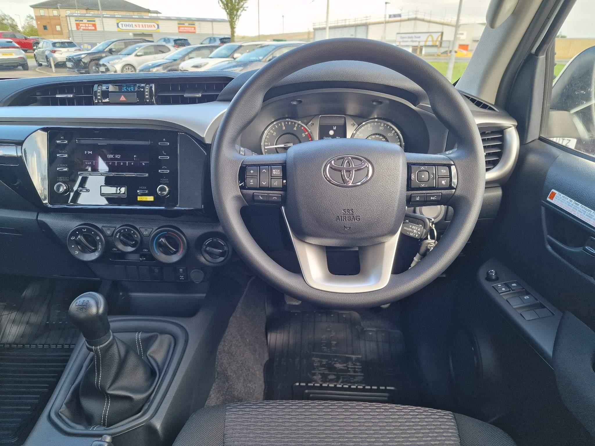 Toyota Hilux 2.4 D-4D Active Double Cab Pickup 4WD Euro 6 (s/s) 4dr (NX24XZP) image 7