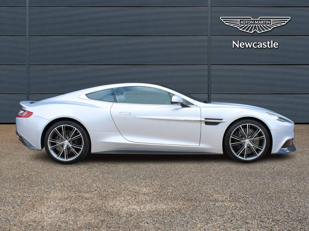 Aston Martin Vanquish Image 19