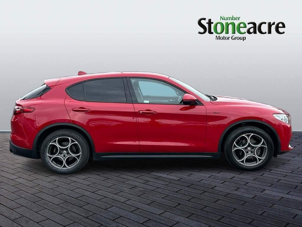 Alfa Romeo Stelvio Image 2