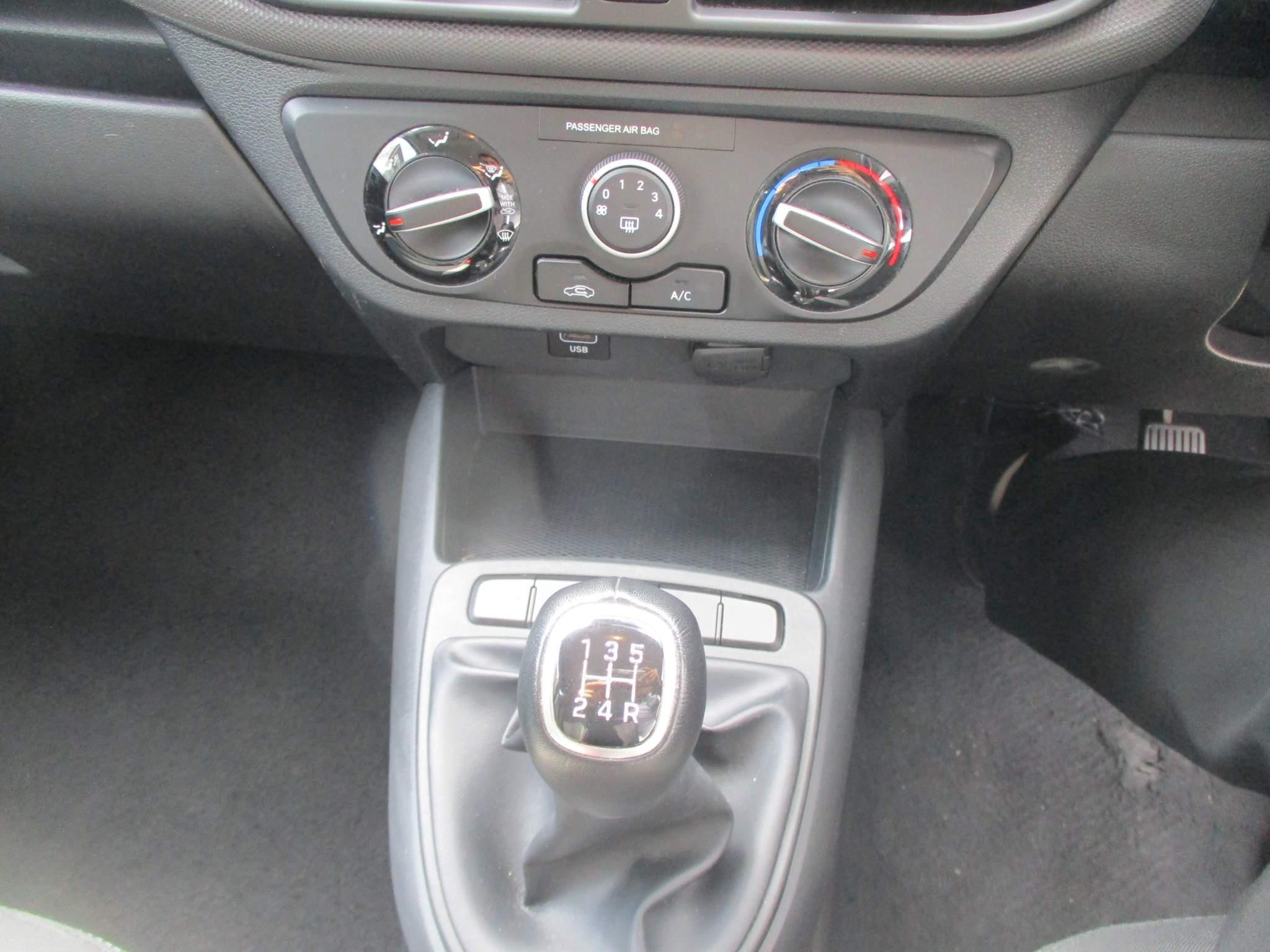 Hyundai i10 Image 14