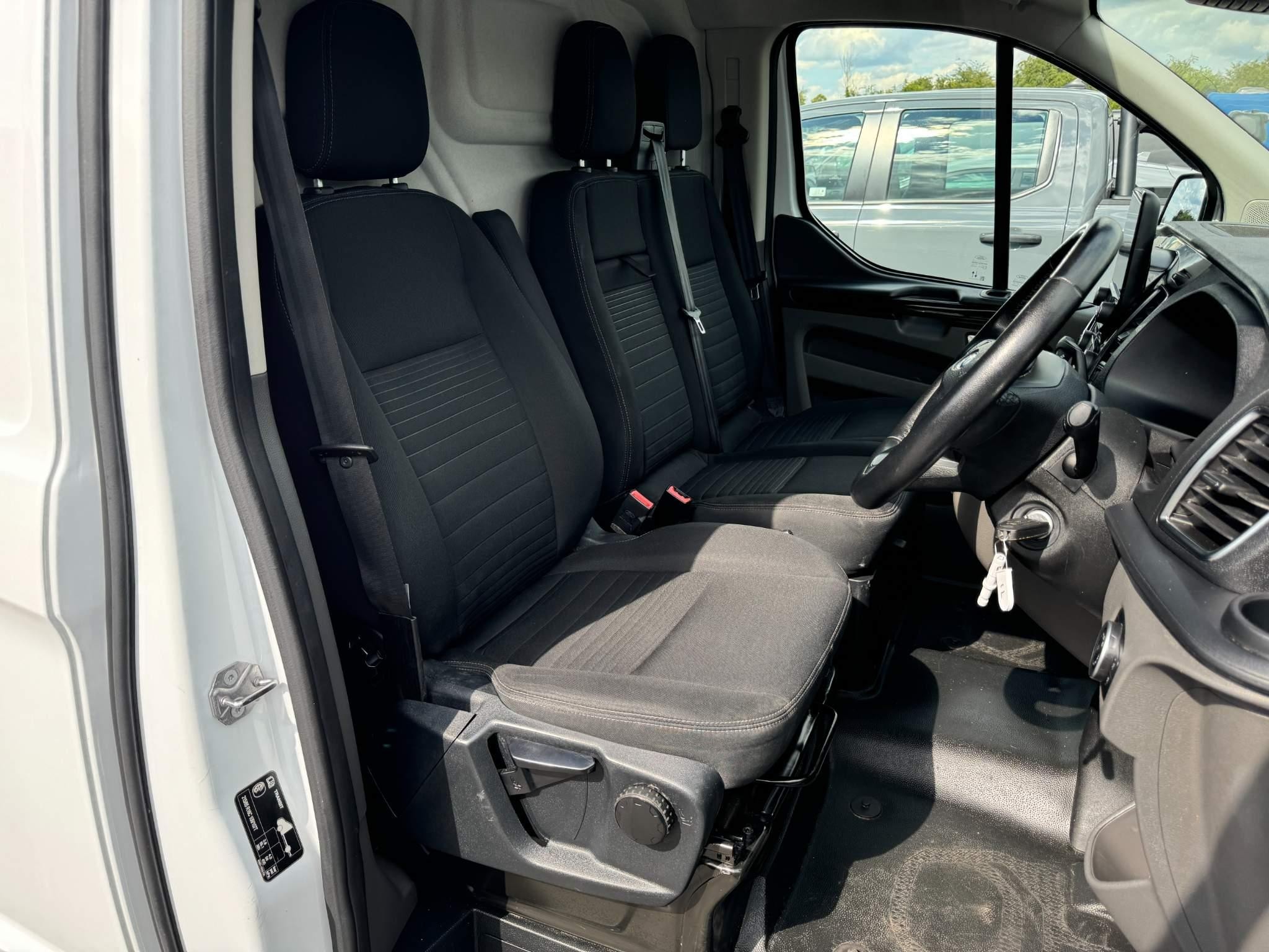 Ford Transit Custom Image 25