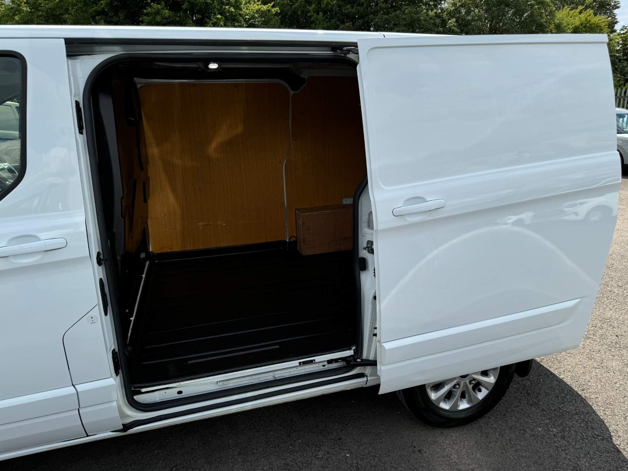 Ford Transit Custom Image 32