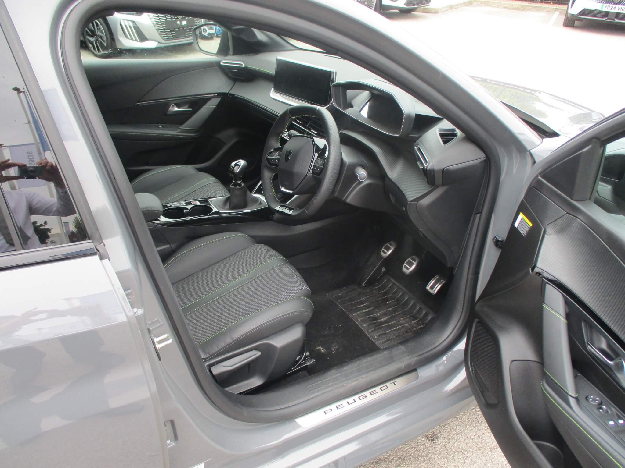 Peugeot 208 Image 14