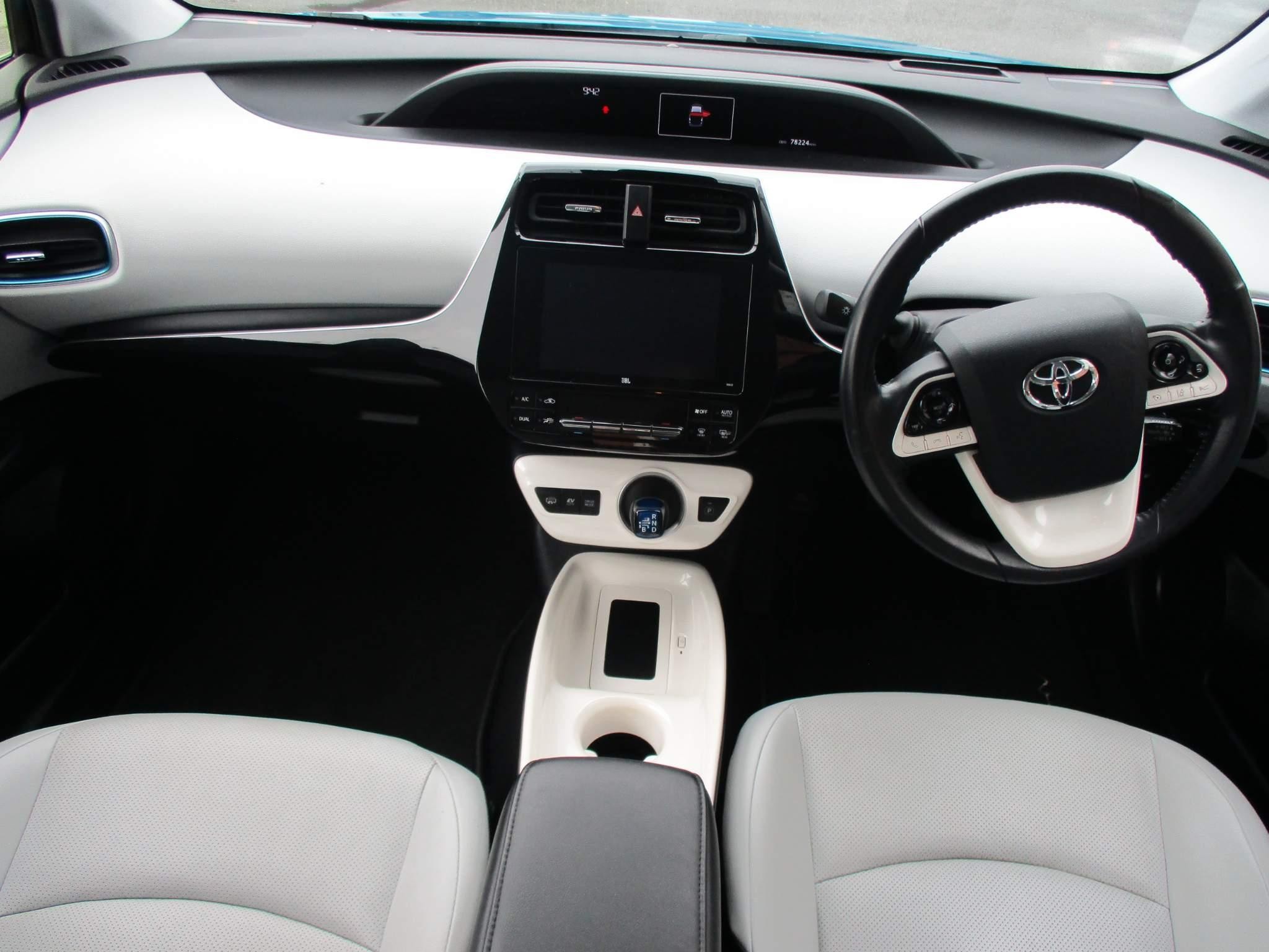 Toyota Prius Image 12