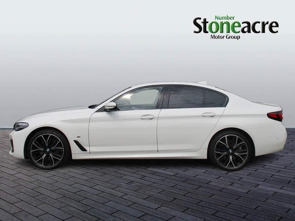 BMW 5 Series Image 8