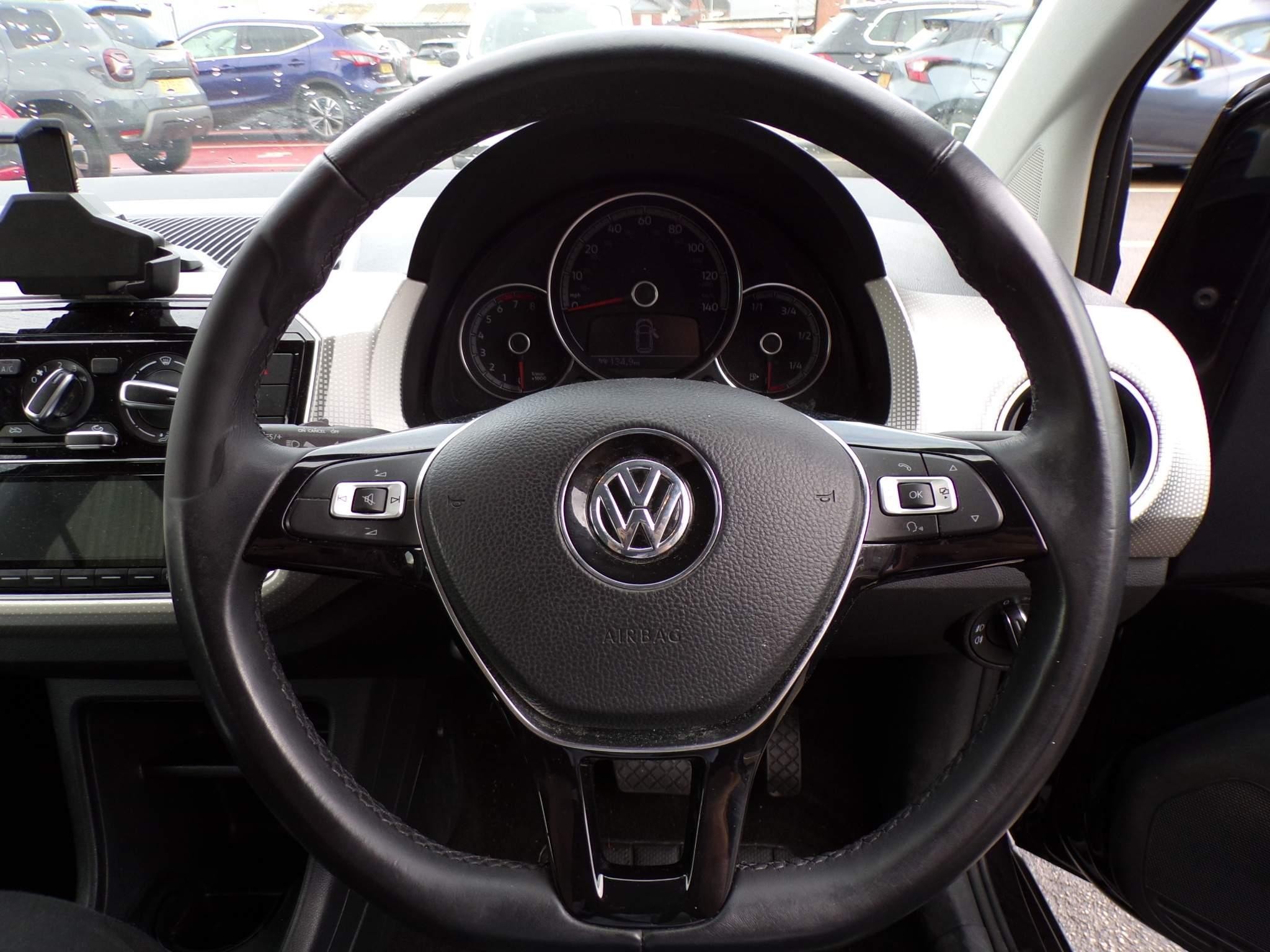 Volkswagen up! Image 15